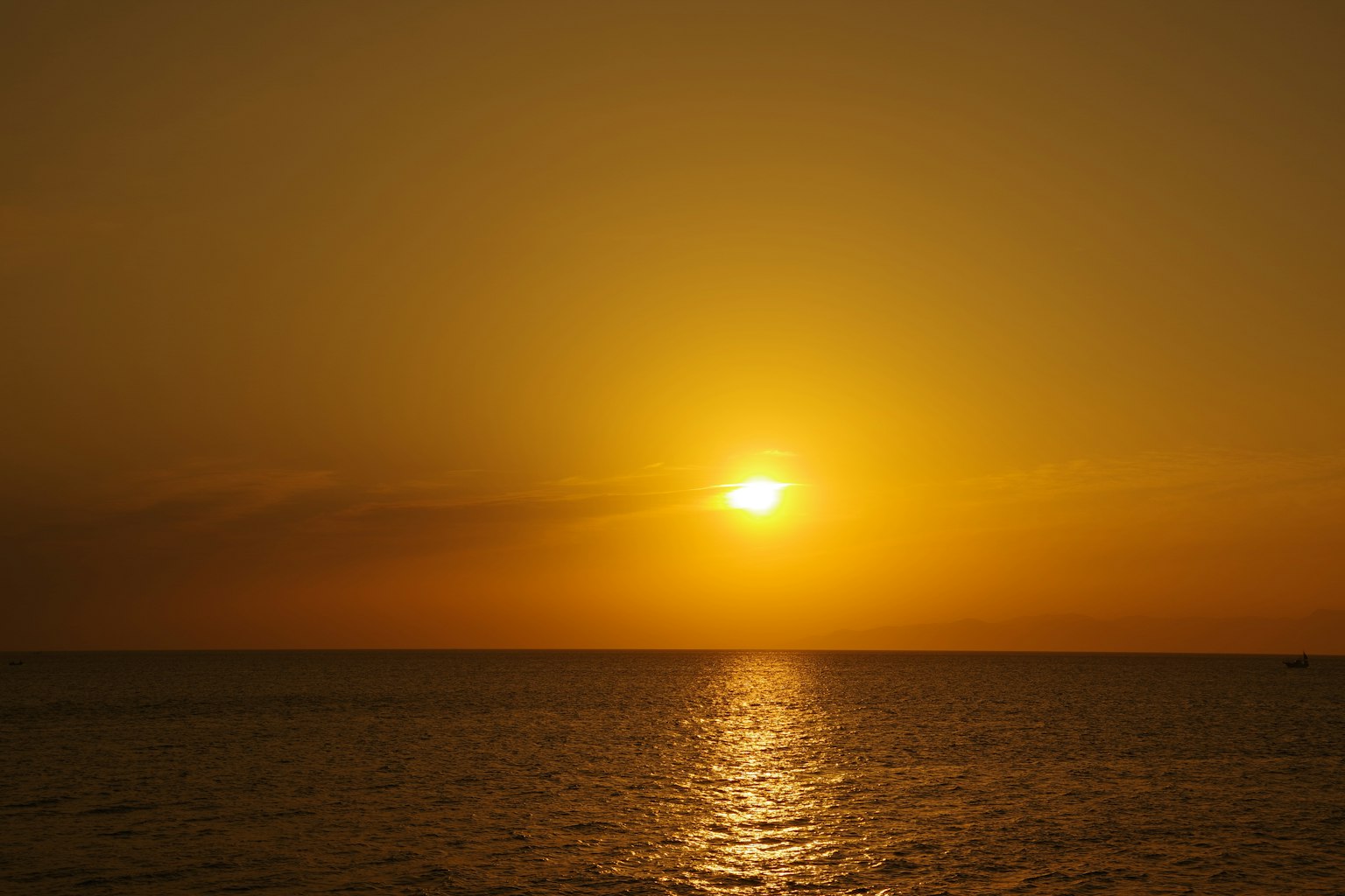 Un hermoso paisaje del atardecer sobre el océano