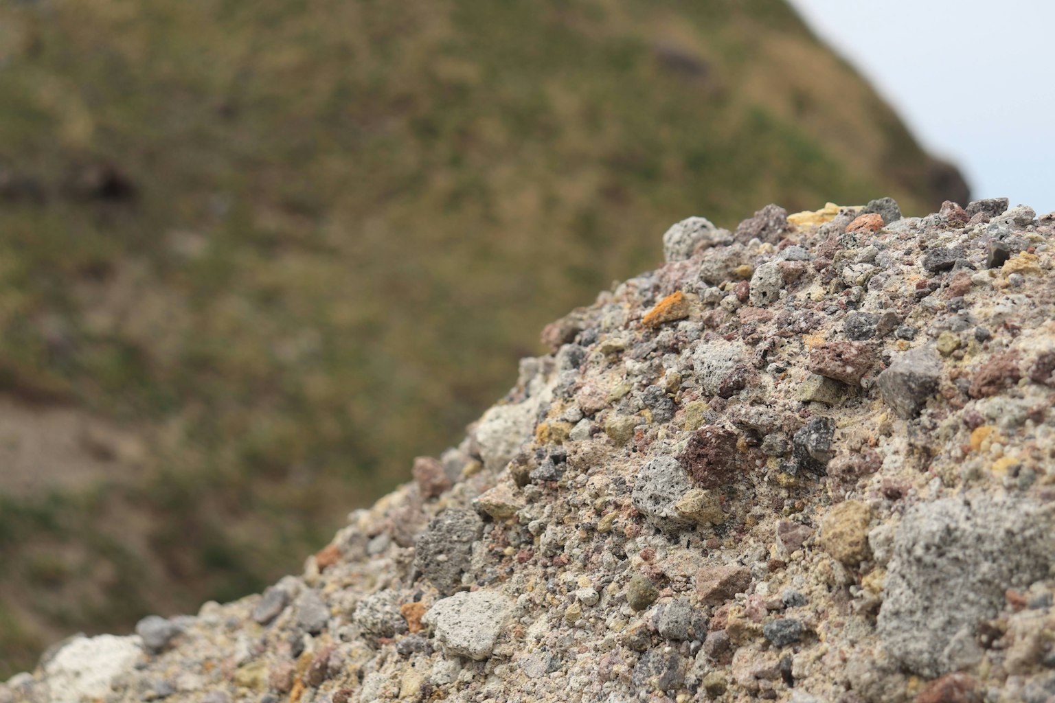 Primo piano di un terreno roccioso che mostra texture e colori