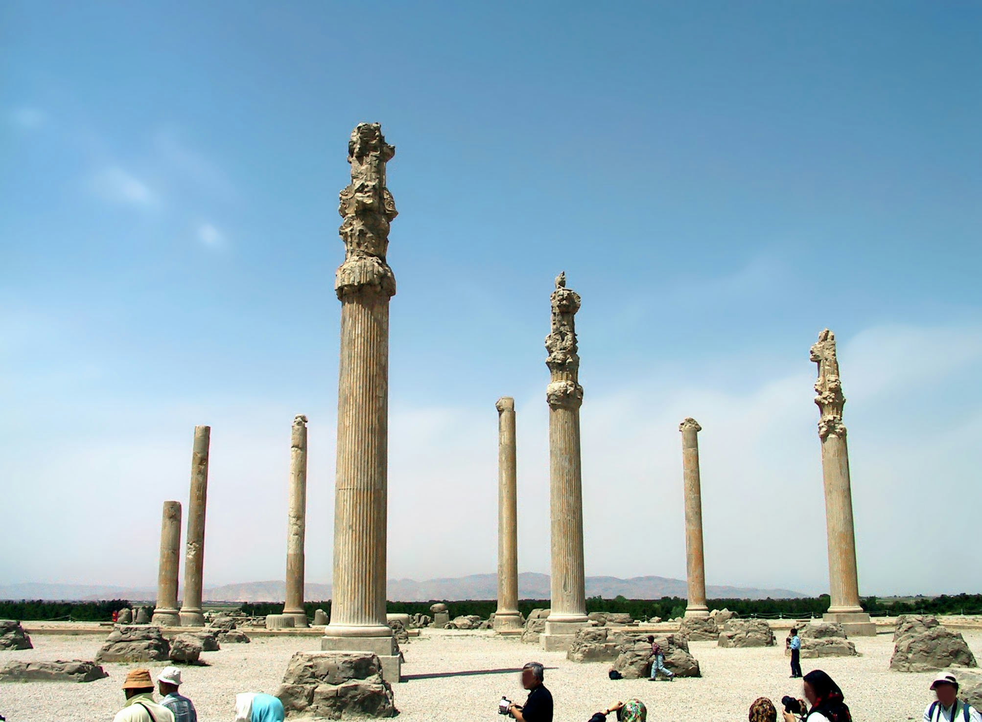 ruines de colonnes en pierre antiques sous un ciel bleu