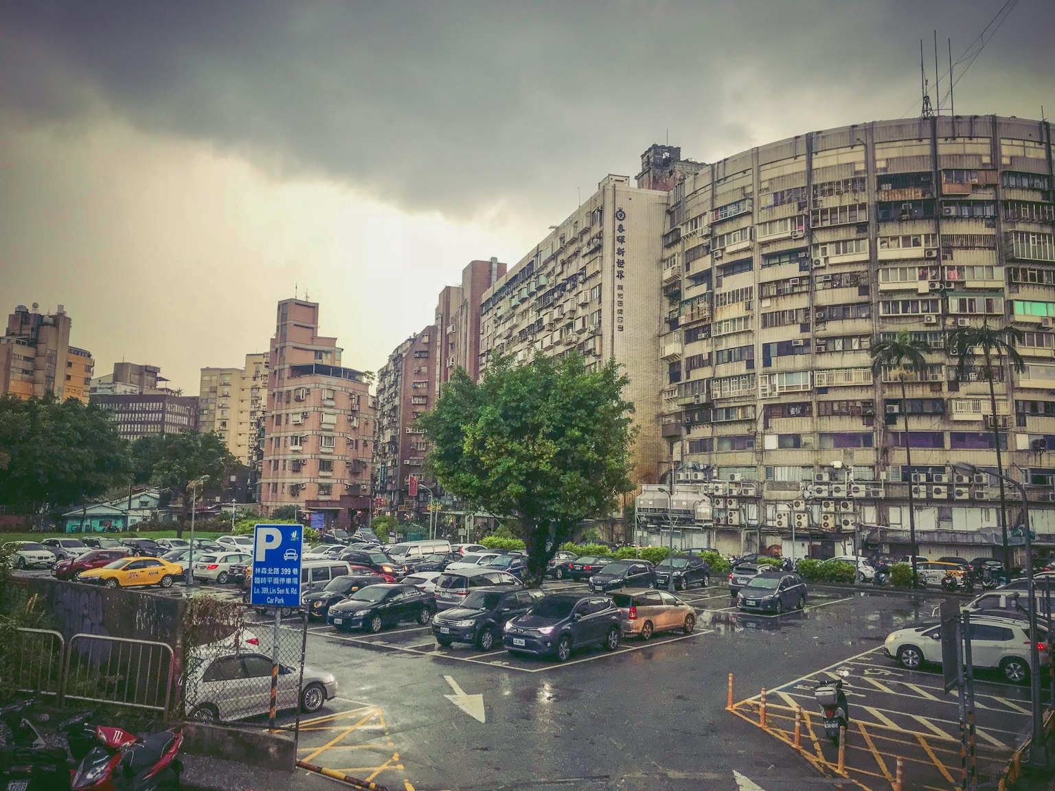 城市停車場與高樓大廈在陰天的景象