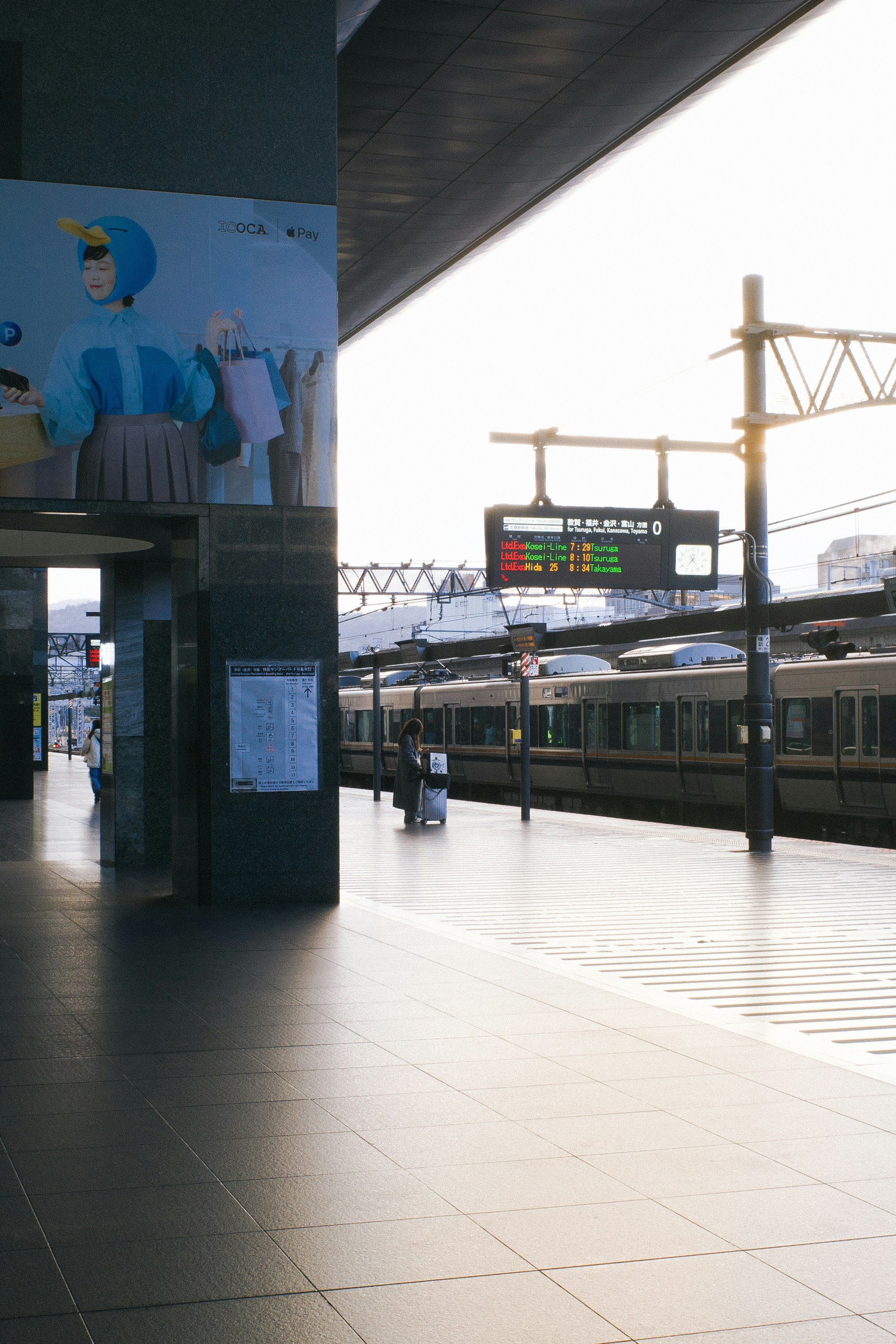 早朝の京都駅構内で発車を待つ電車のある風景