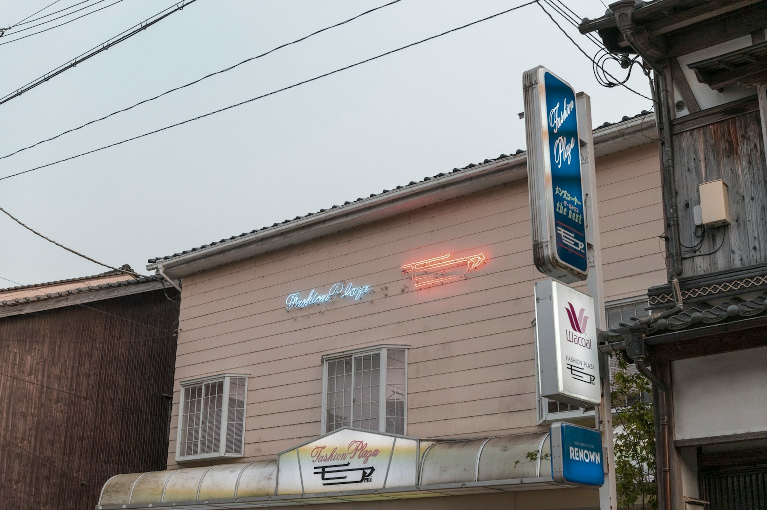 Façade d'un magasin avec une enseigne sous un ciel nuageux