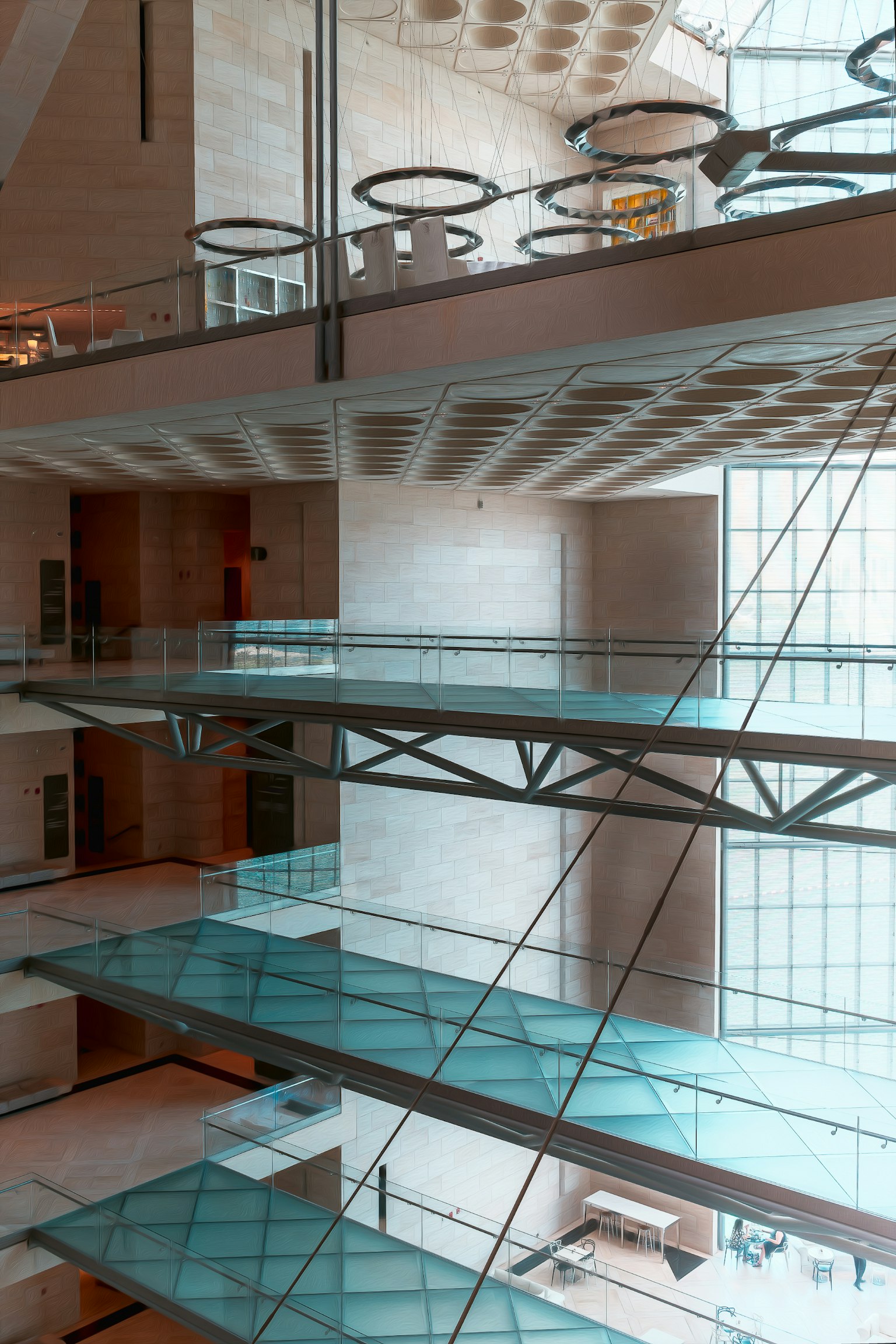 Interno architettonico moderno con livelli in vetro supporti in acciaio e luce naturale brillante