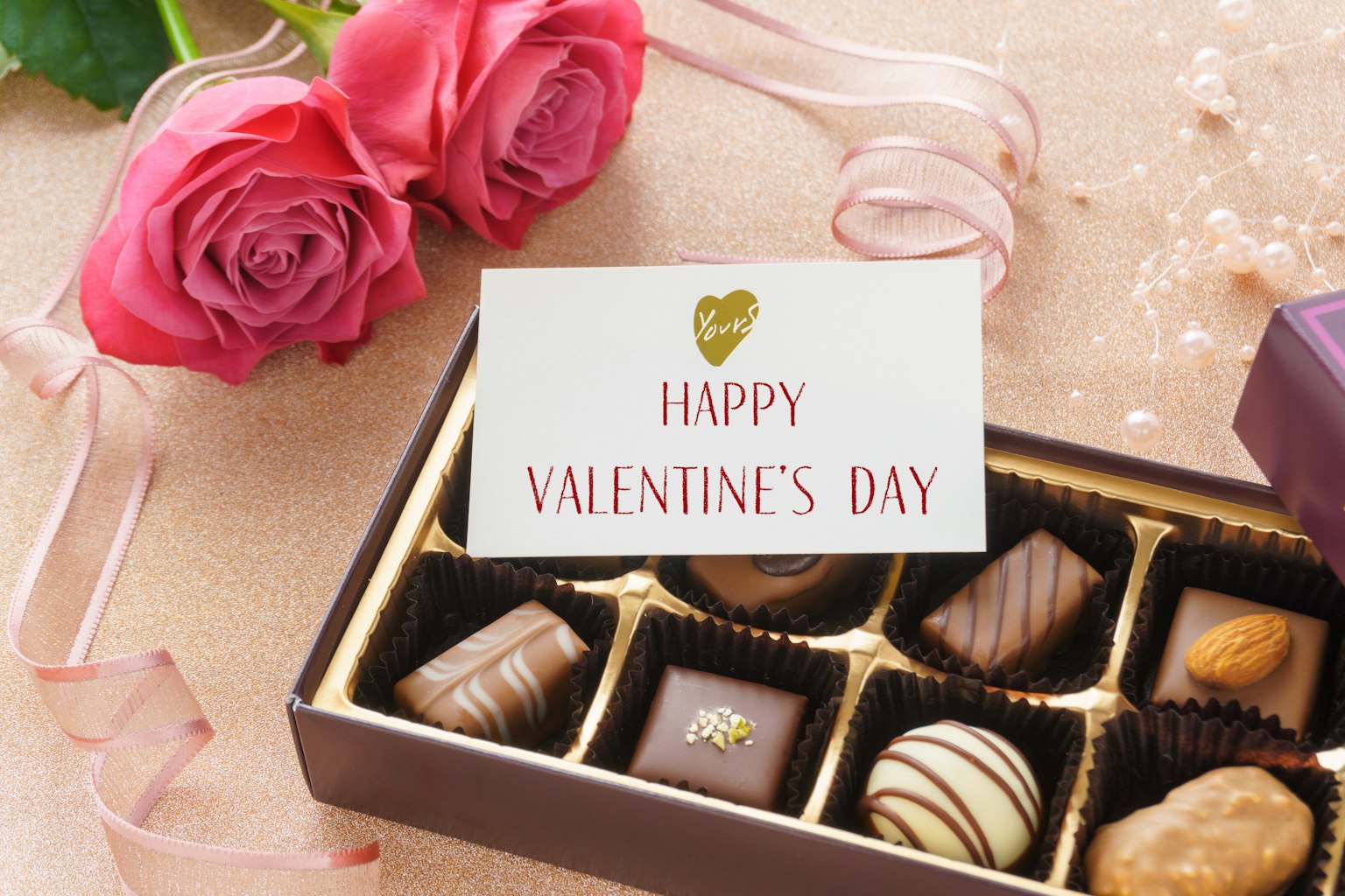 Valentinstagschokolade mit Rosen und Grußkarte