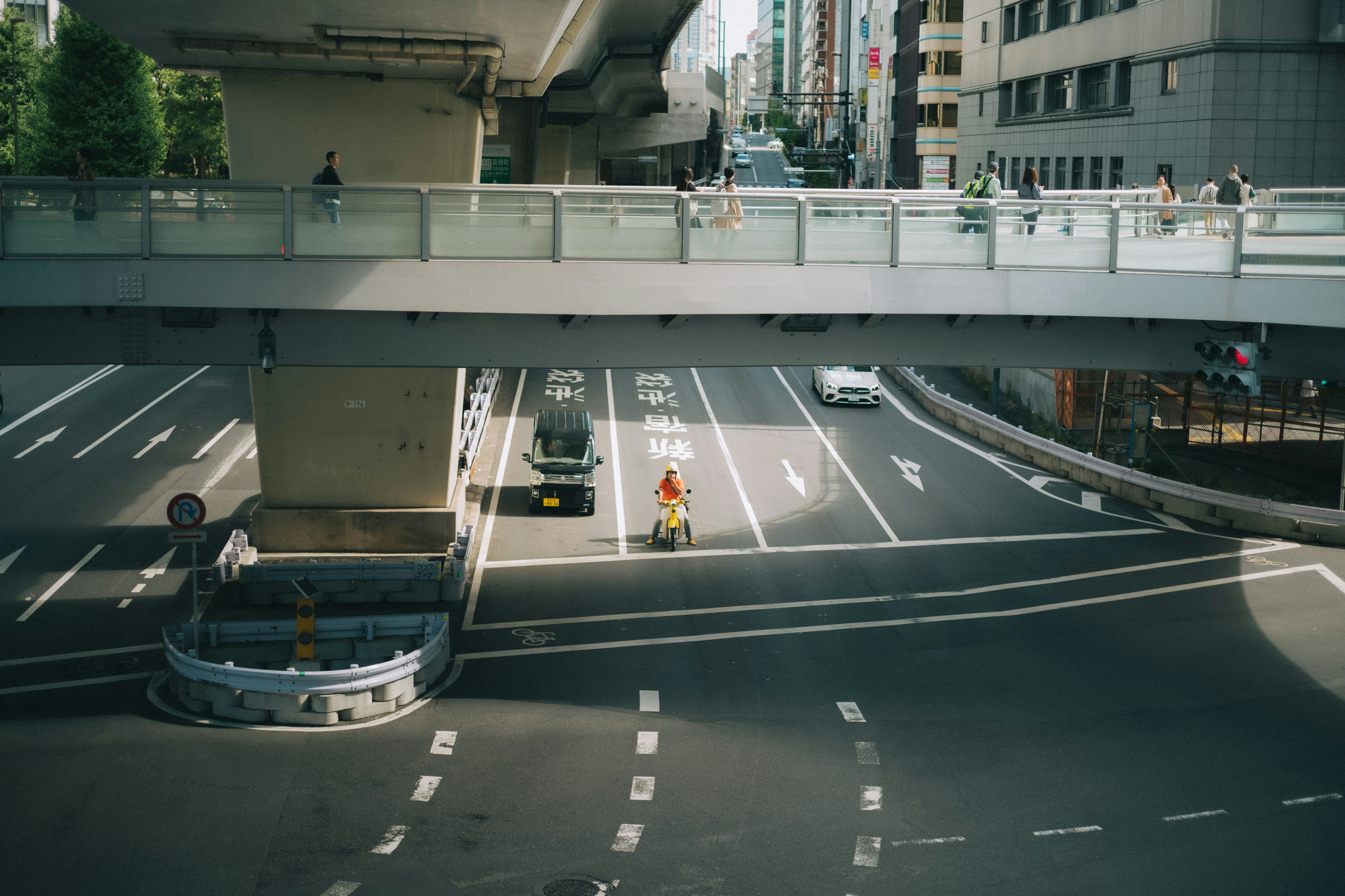 俯瞰高架下的城市路口場景