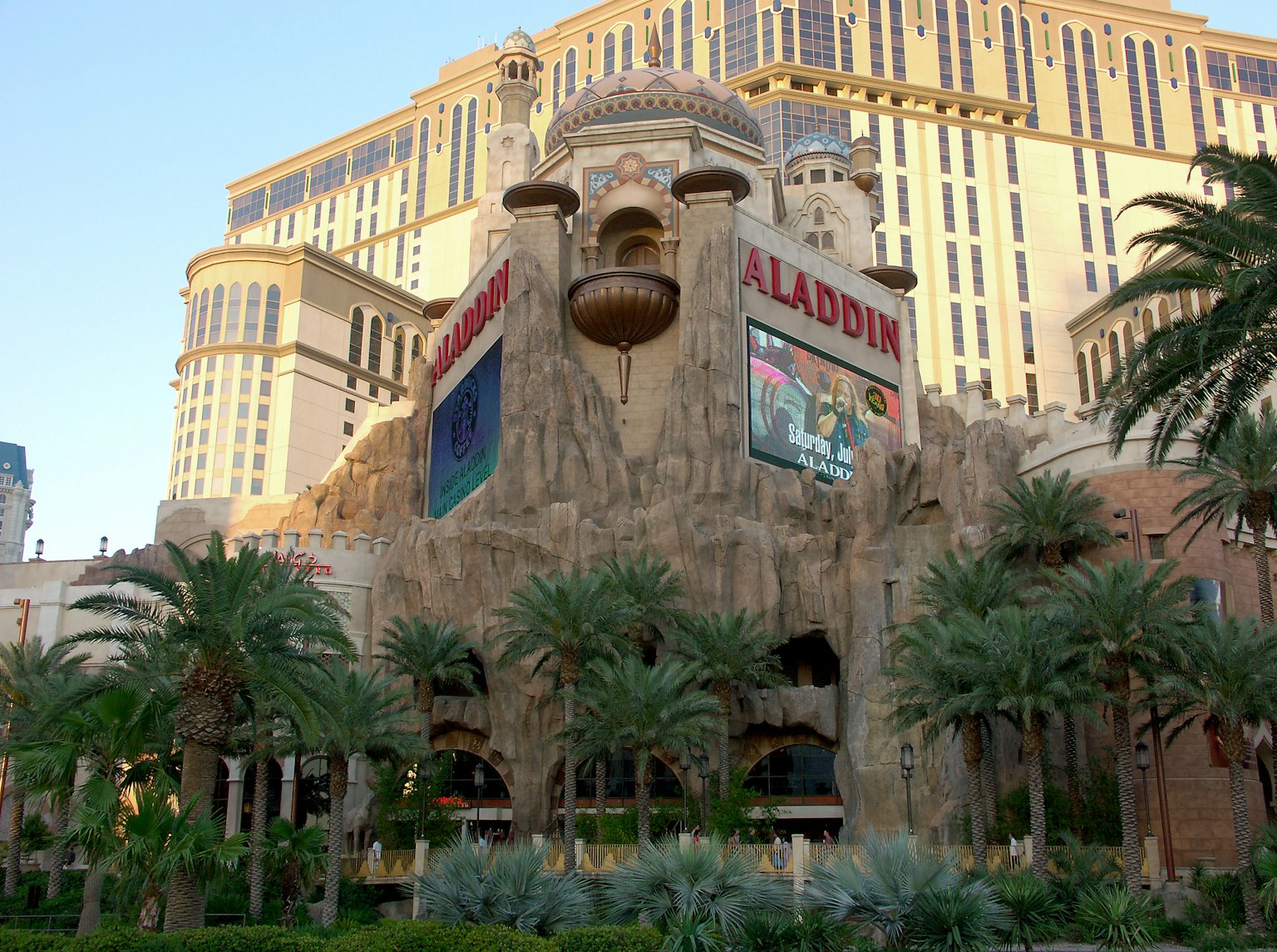 Edificio del casino Aladdin en Las Vegas con palmeras