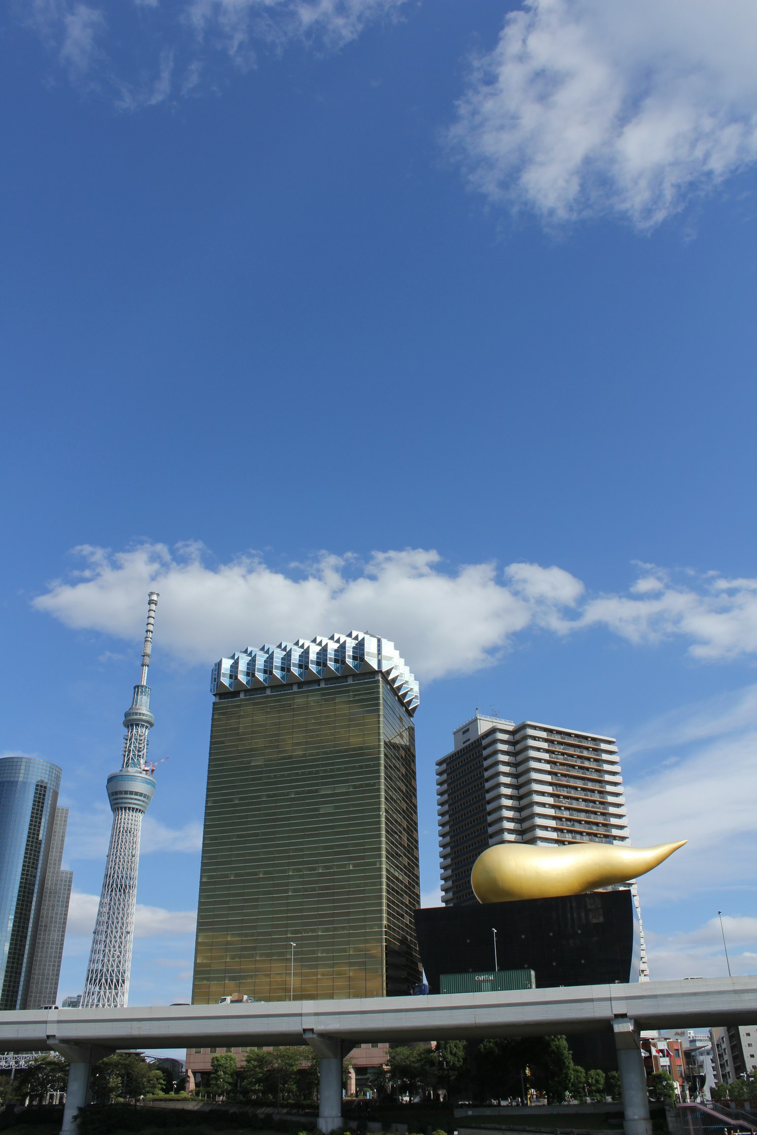 Vue de la Tokyo Skytree et de l'objet doré sur la tour de la bière Asahi