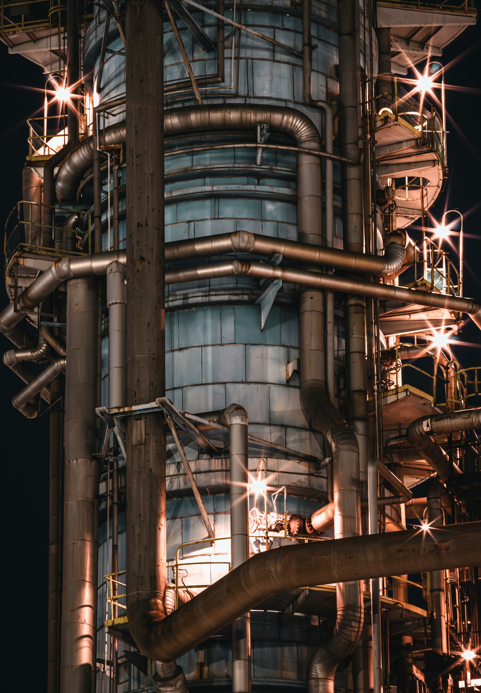 夜の工業プラントのタワーとパイプの詳細