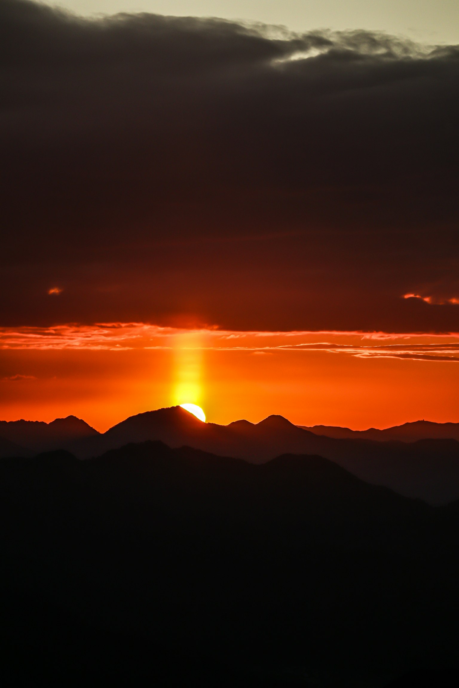 Silhouette von Bergen mit einem schönen orangefarbenen Sonnenuntergang