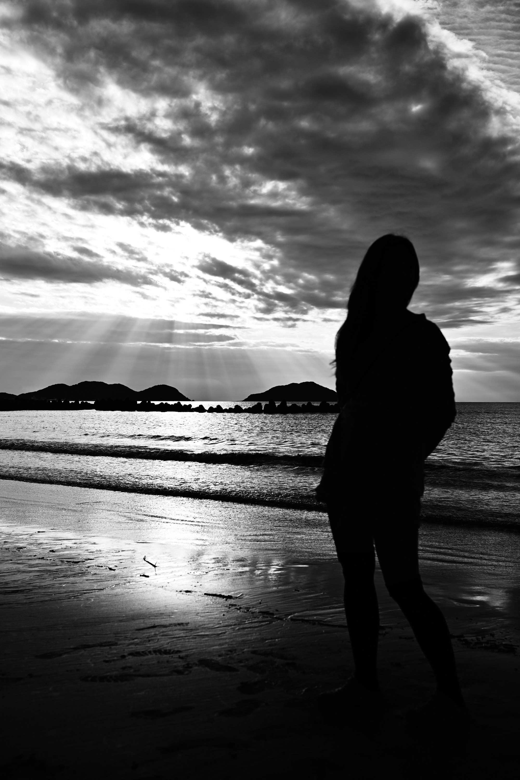 夕暮れの海辺でシルエットの人物が立つ場所
