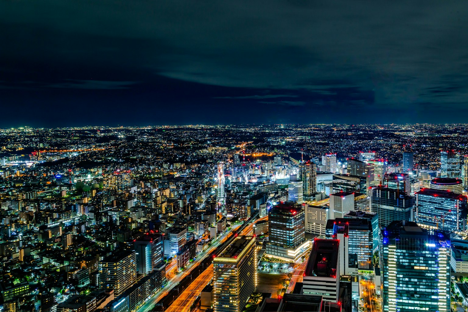 东京夜景，高楼大厦与灯光明亮的街道
