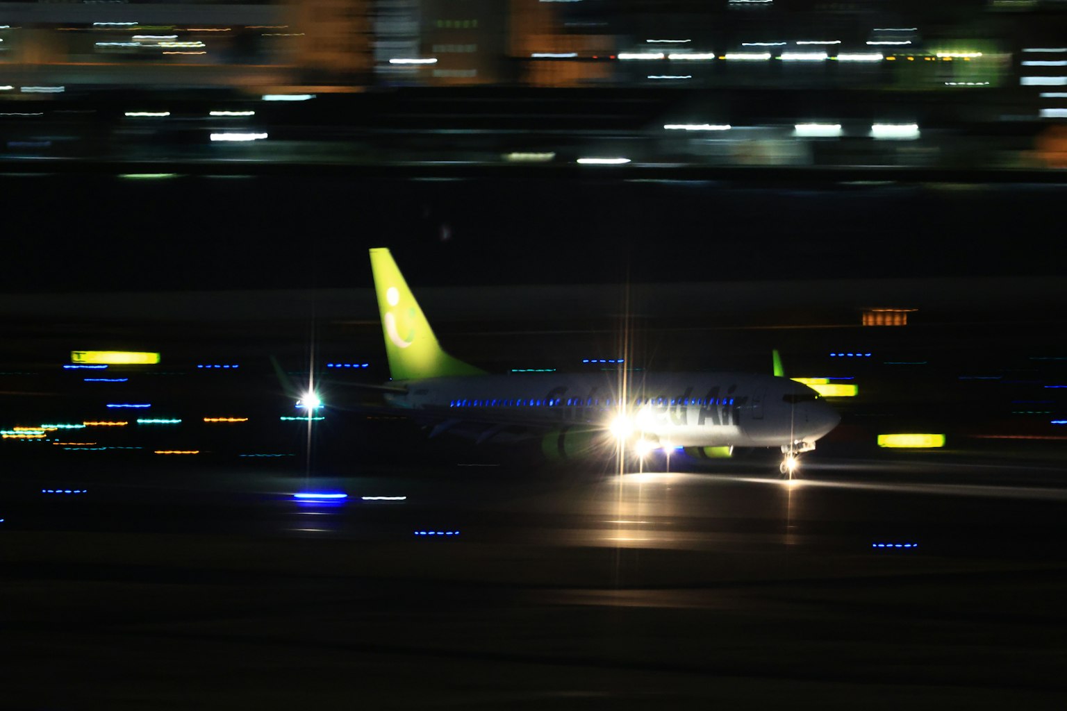 Imagen dinámica de un avión rodando por la pista por la noche