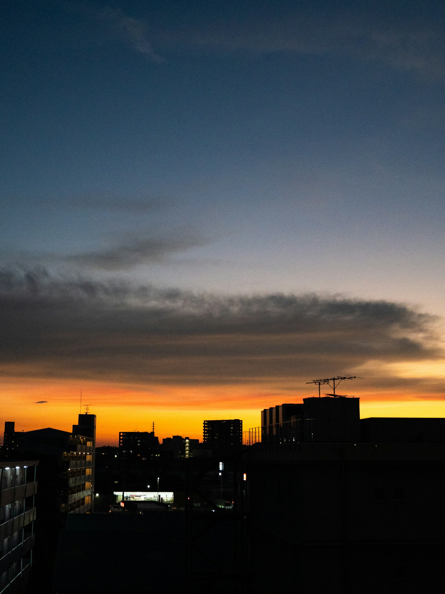 日落天空与城市天际线轮廓