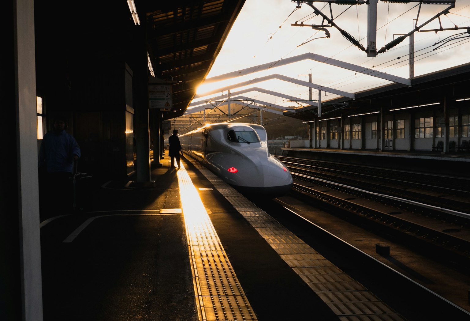 夕陽下新幹線抵達車站
