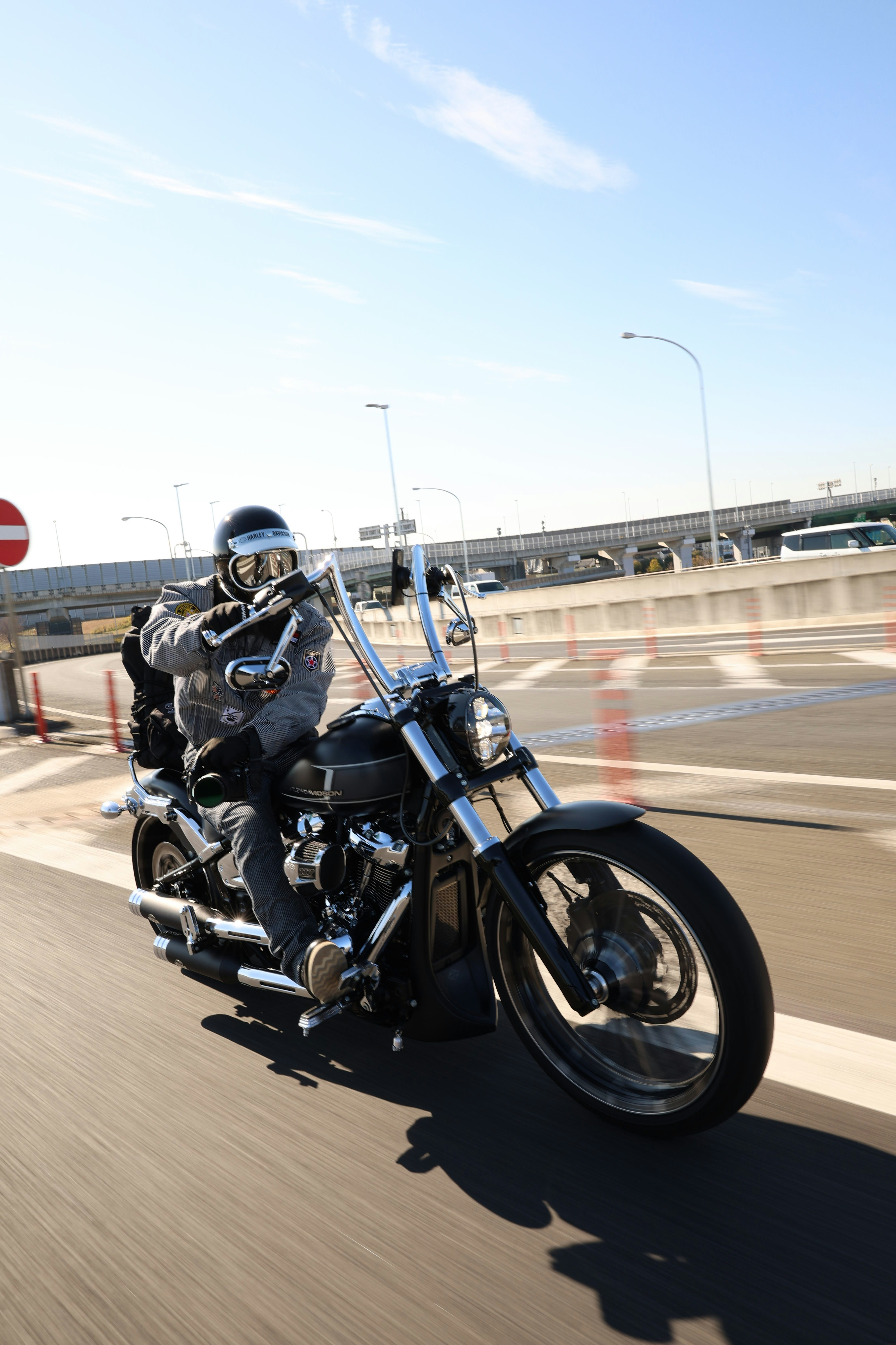 scena di moto e motociclista su un’autostrada