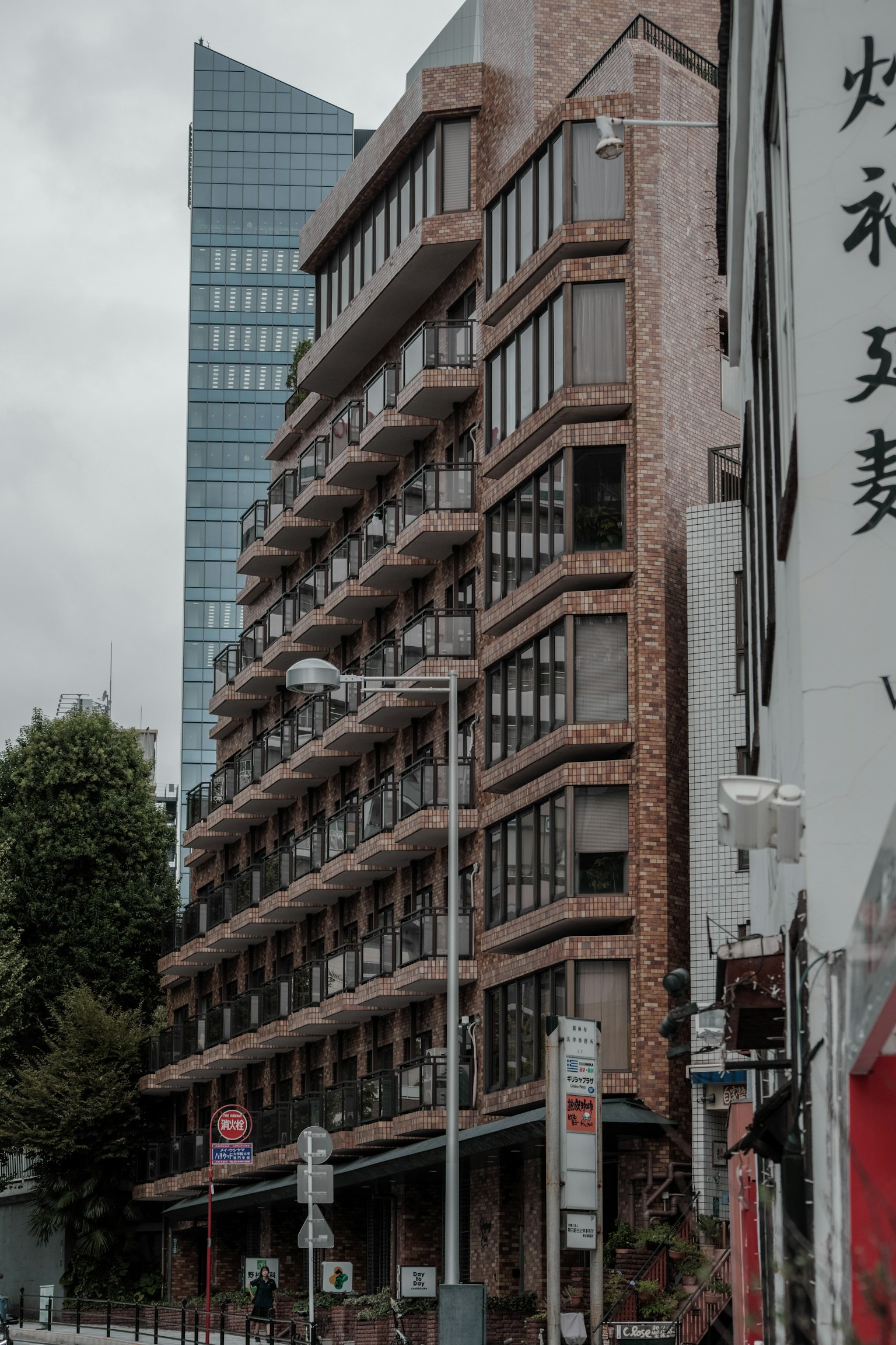 Un edificio marrón distintivo con balcones en un entorno urbano