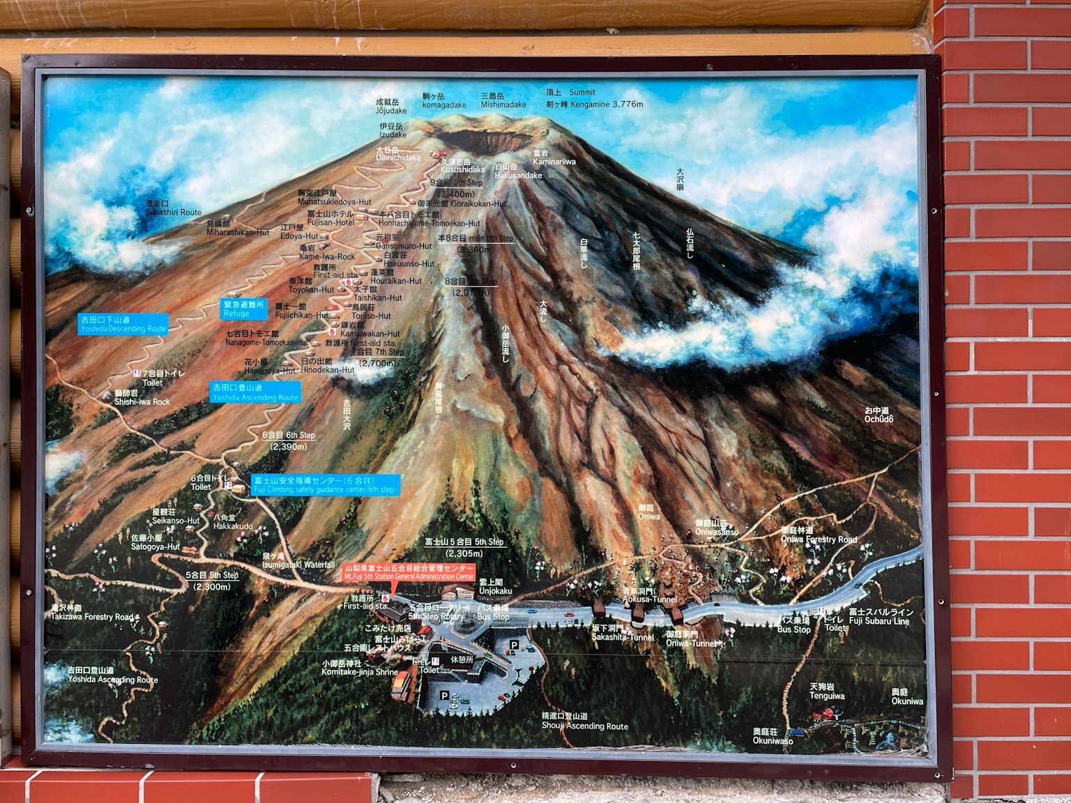Un cartello mappa dettagliato che rappresenta un vulcano con le sue pendici e il terreno circostante illustrato
