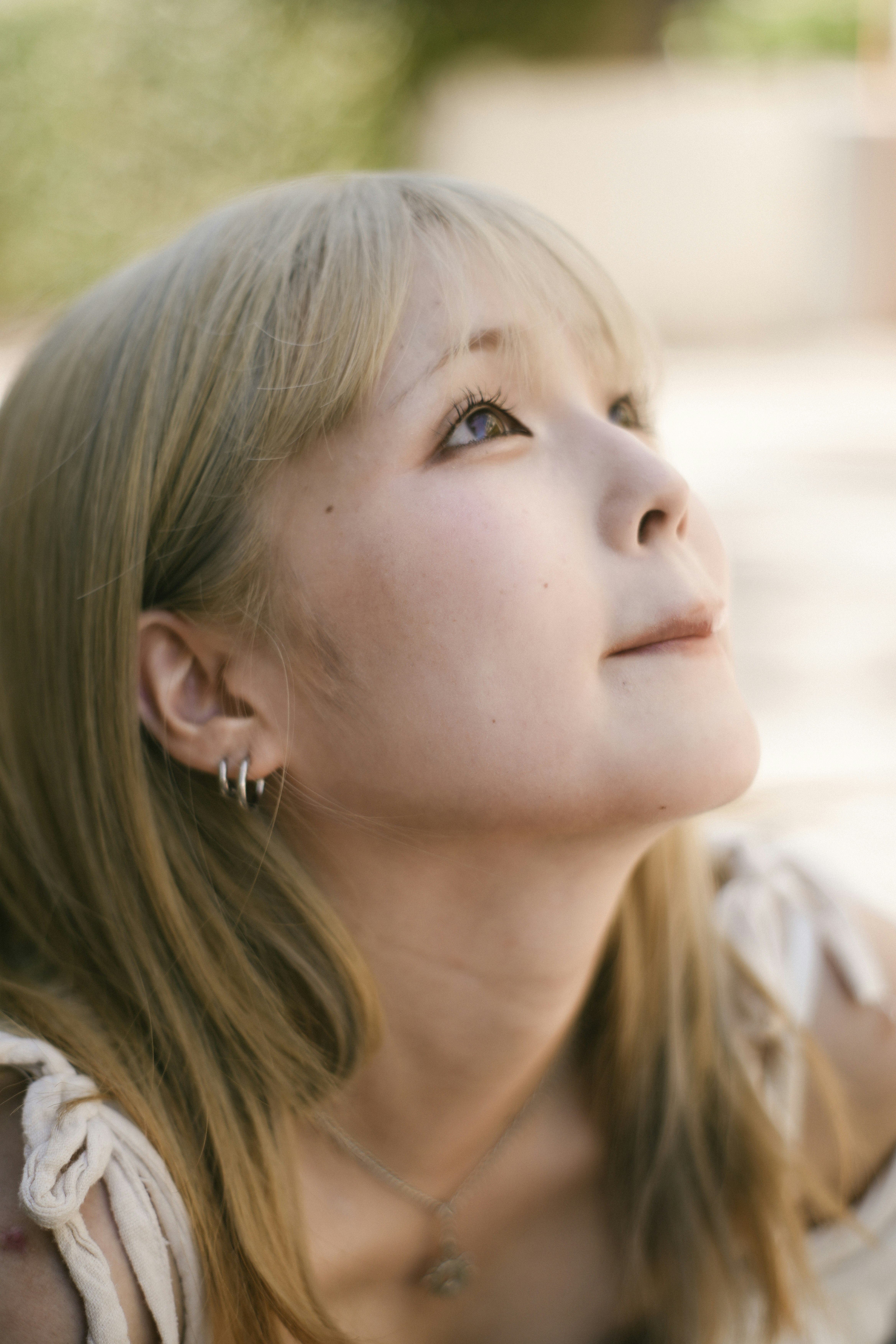 横顔を見上げるブロンドの女性のポートレート