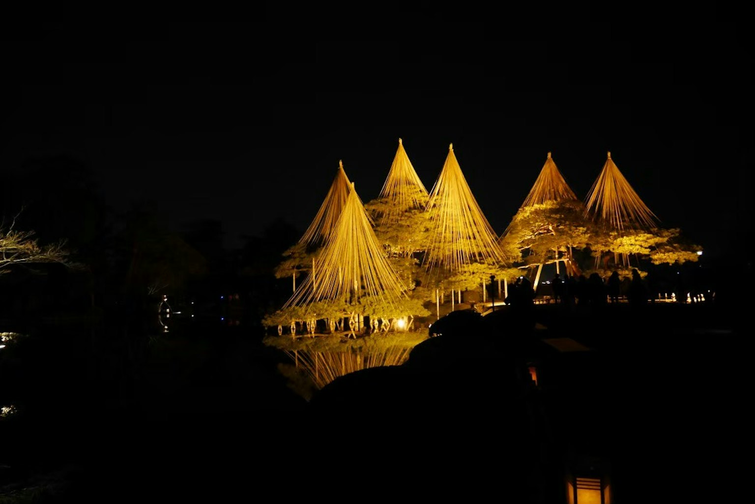Maisons traditionnelles illuminées la nuit