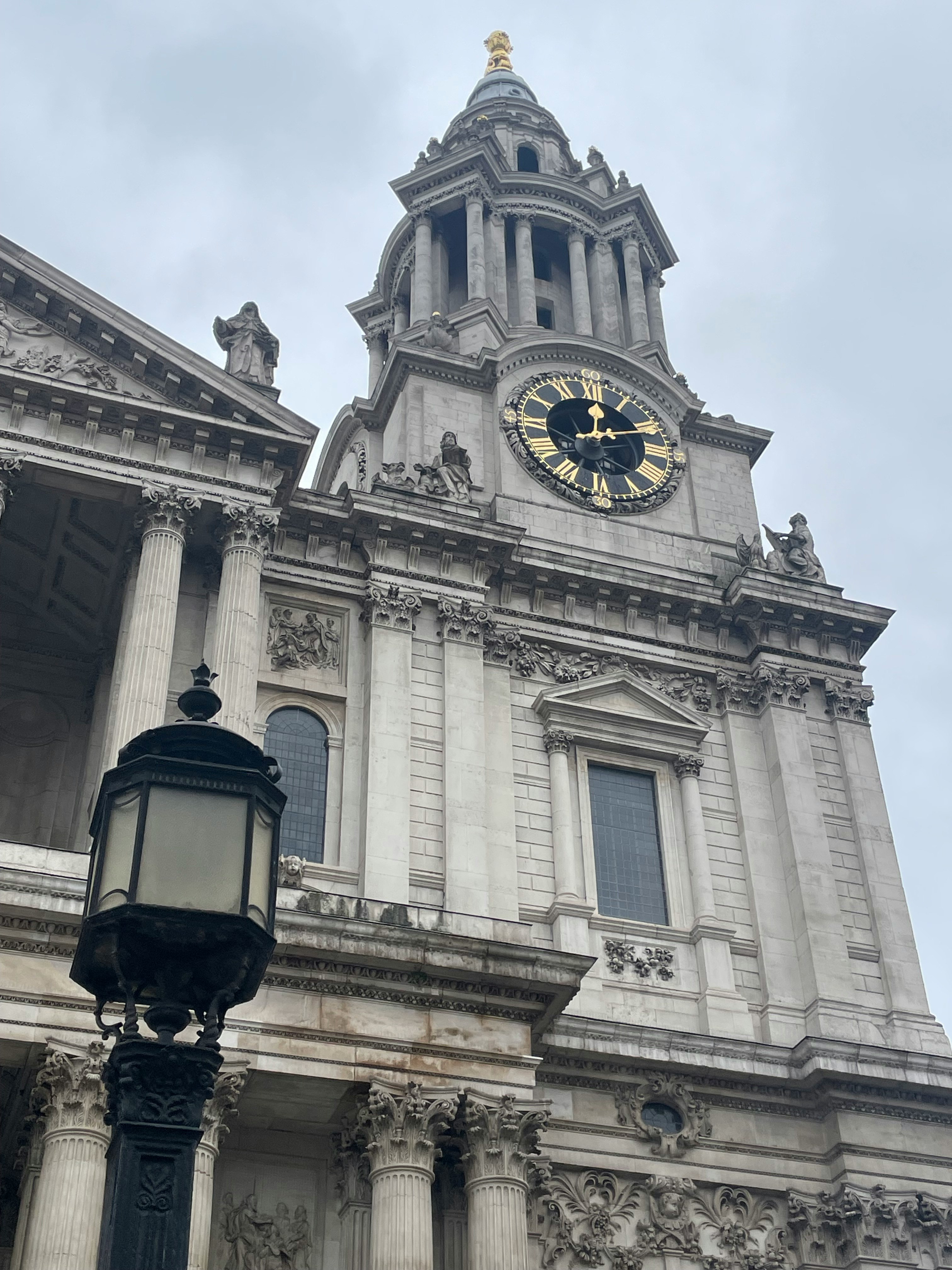 ロンドンの歴史的な石造りの建物と街灯、時計塔のある街並み