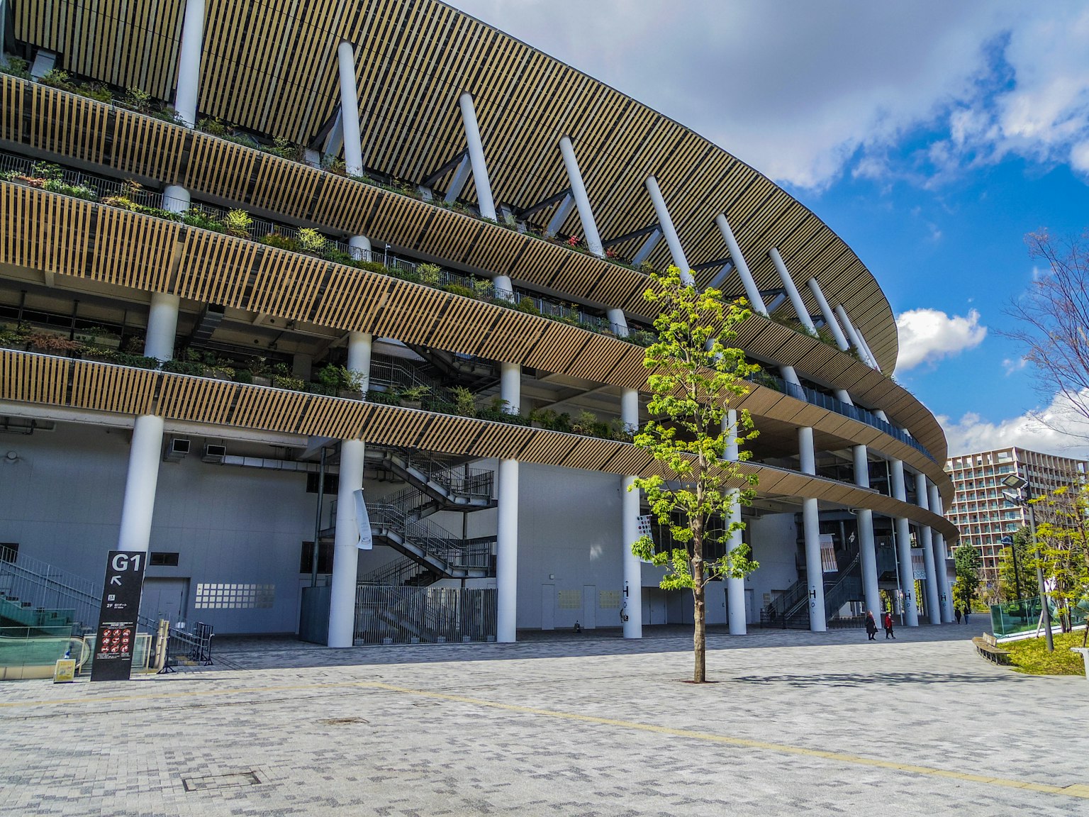 Modernes Stadionäußeres bei blauem Himmel