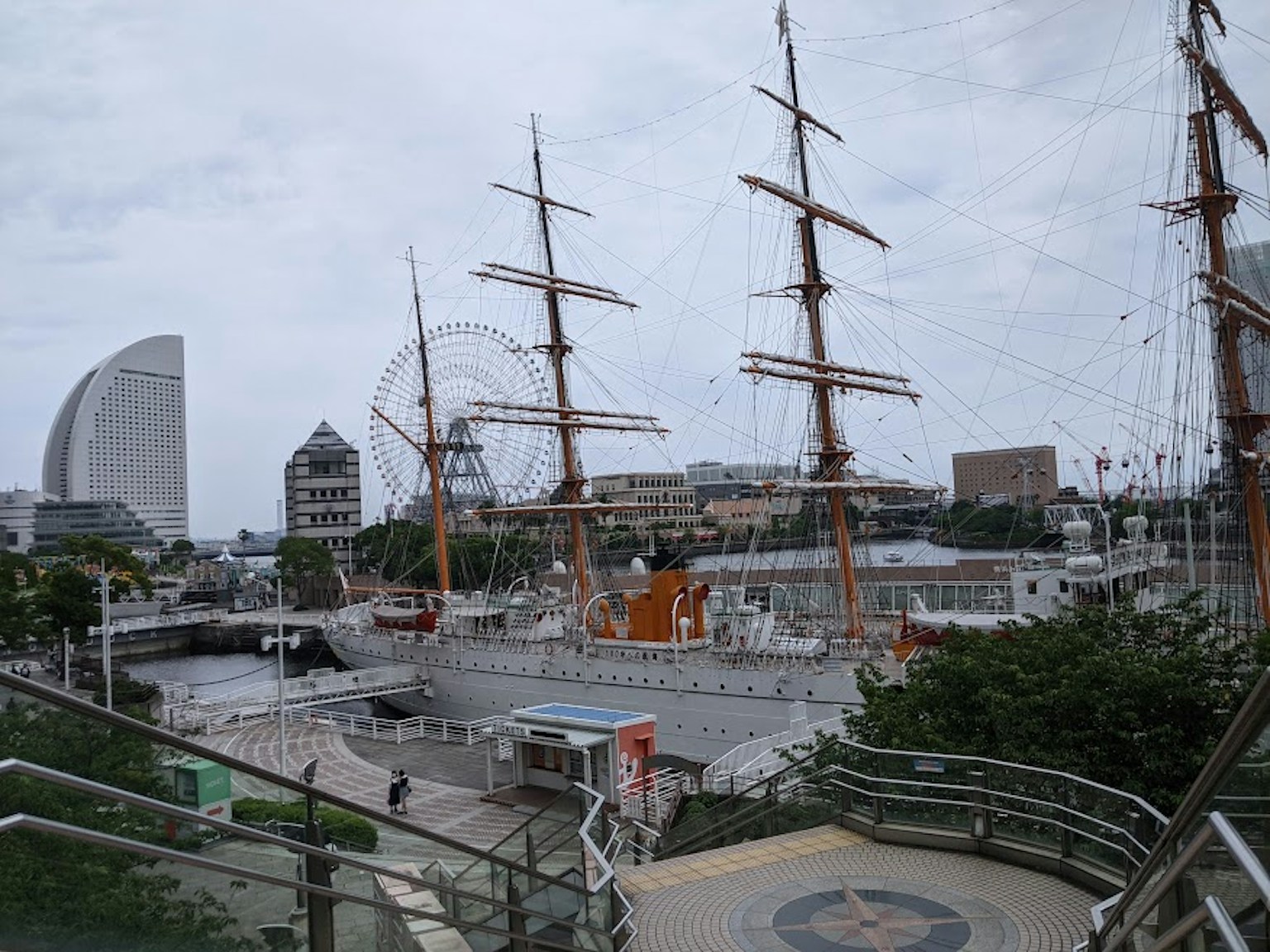 橫濱港的風景，特色帆船和摩天輪