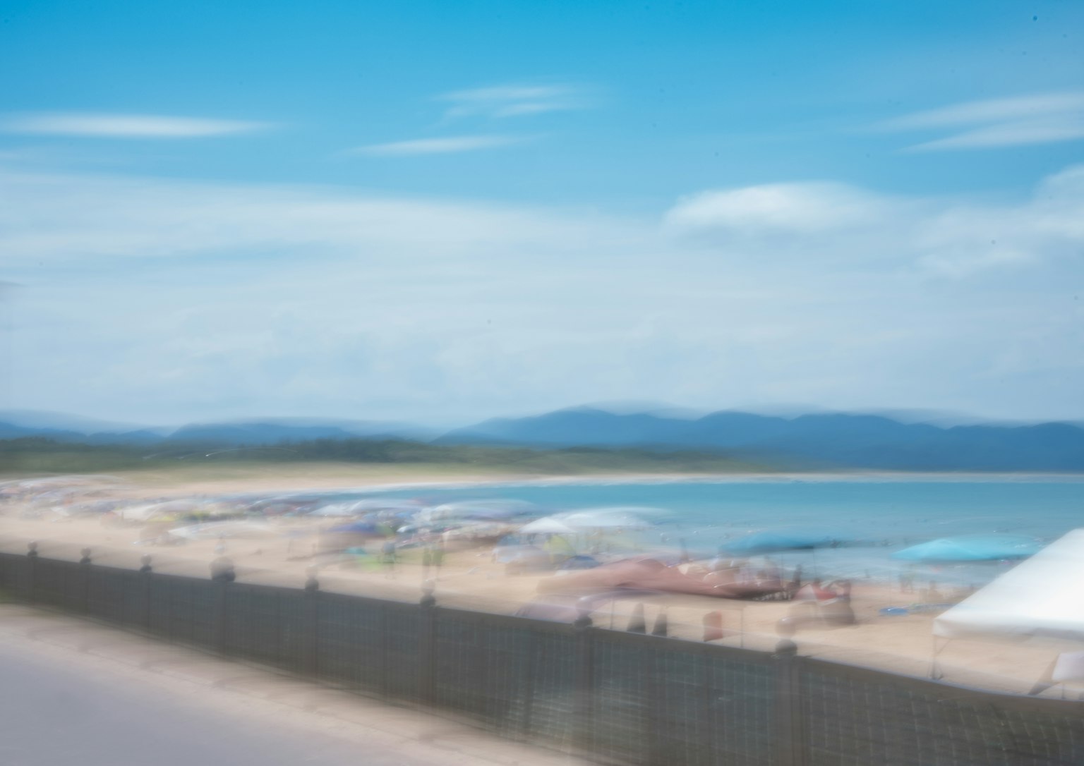 模糊的海岸景观 蓝天 沙滩和可见的船只