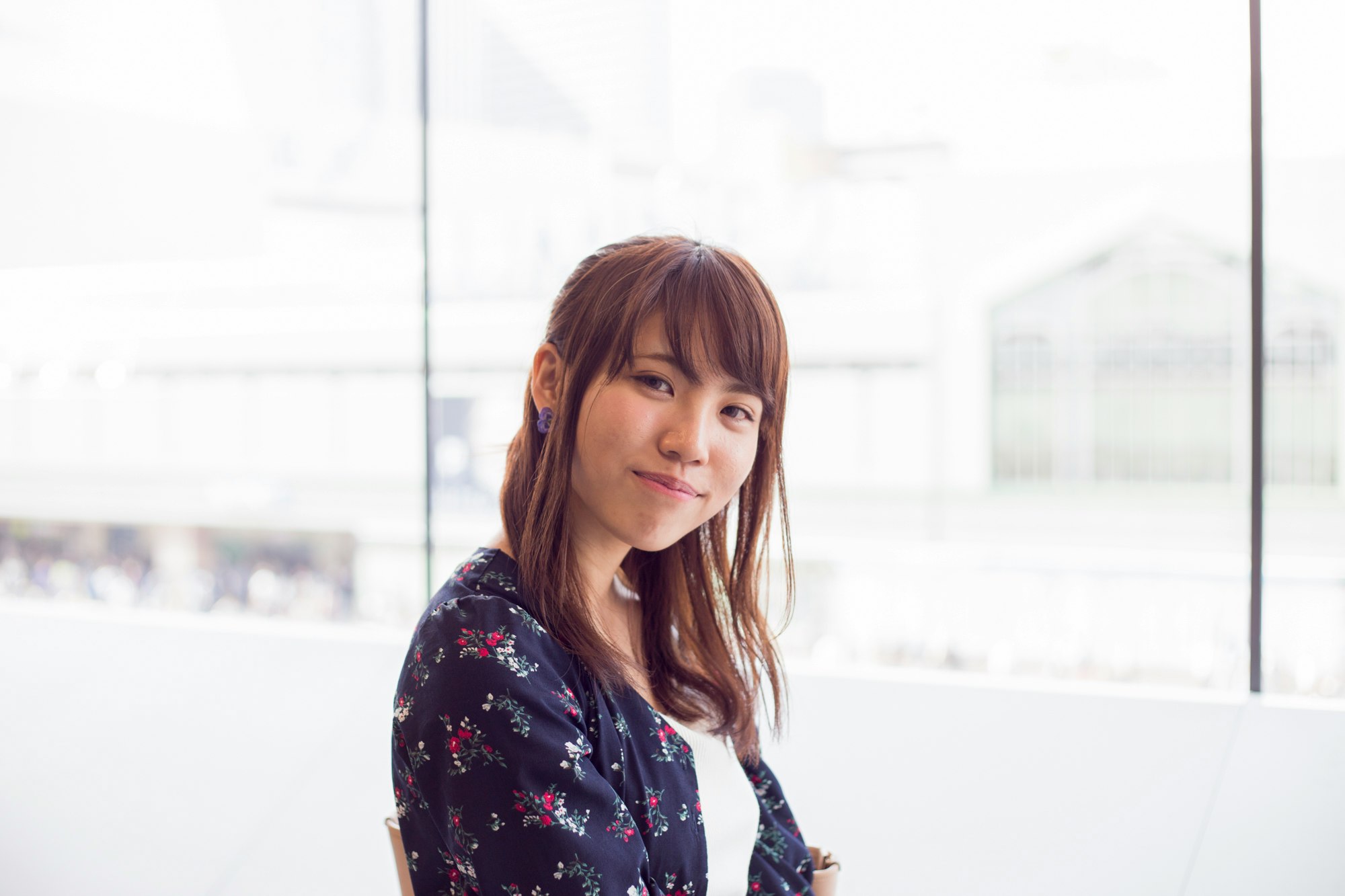 窓辺で微笑む女性のポートレート
