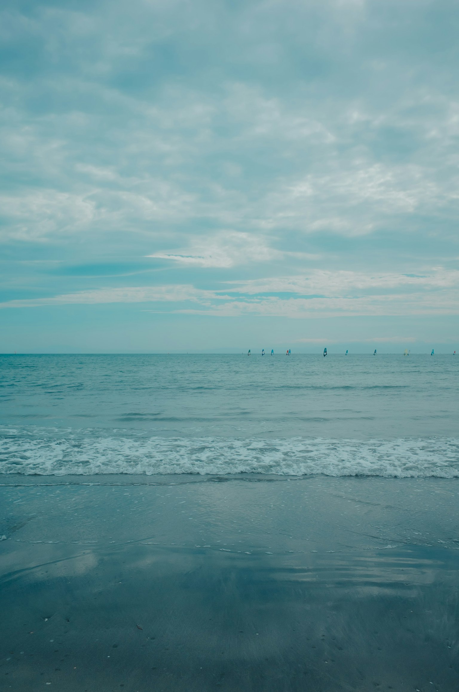 宁静的蓝色海洋和天空景观温柔的波浪拍打着海岸