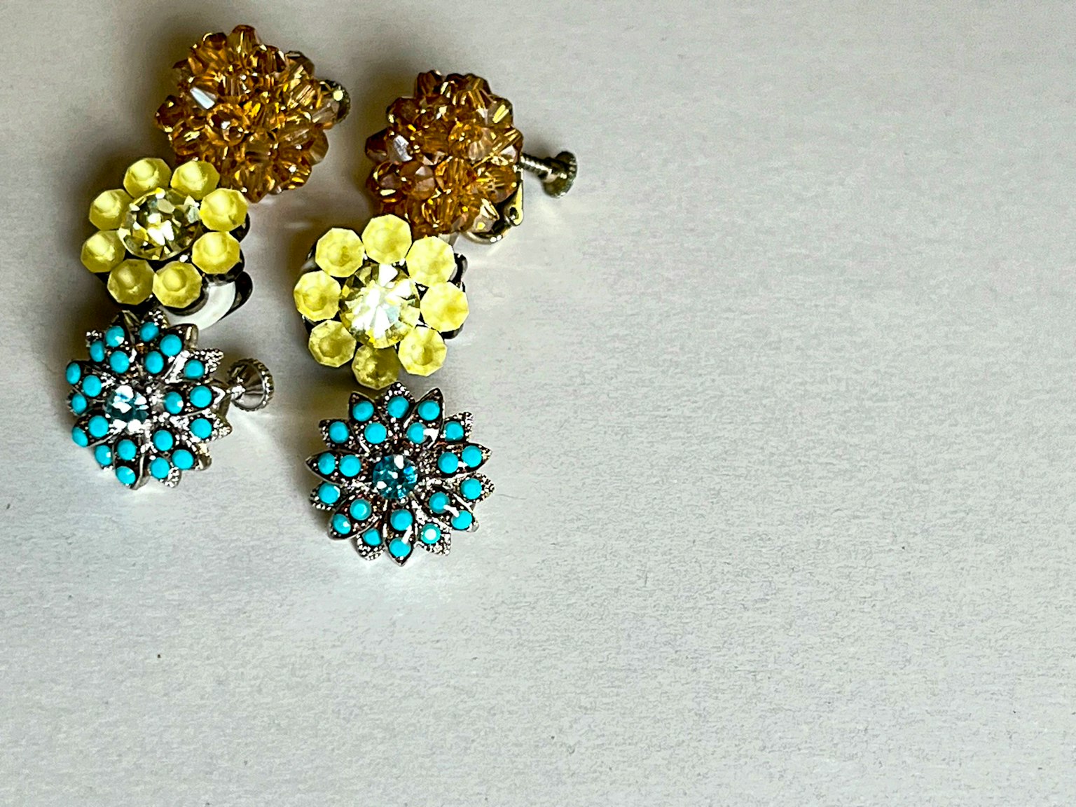Orecchini colorati di perline disposti in modo elegante