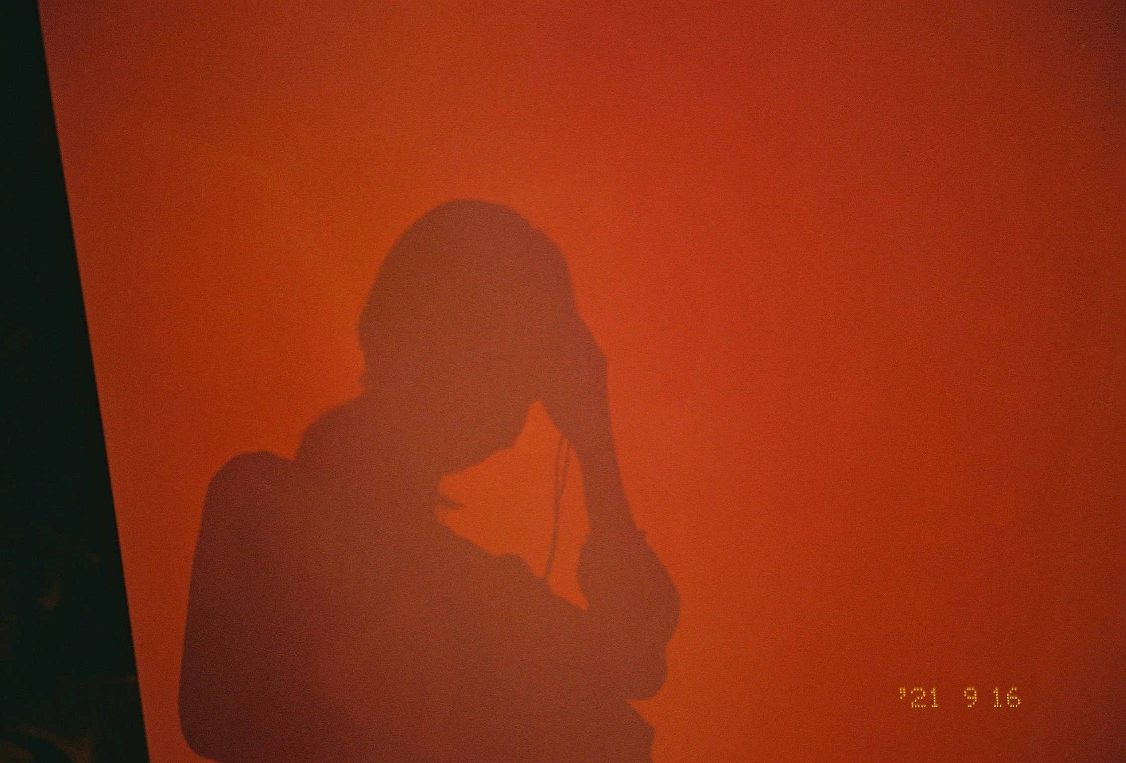 Silhouette seseorang dalam cahaya oranye