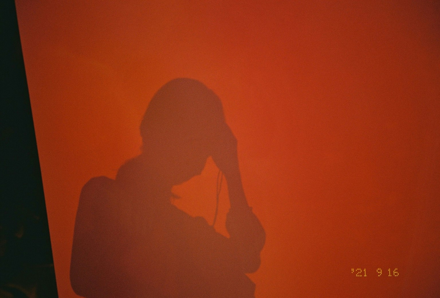 Ombre d'une personne sur un fond orange