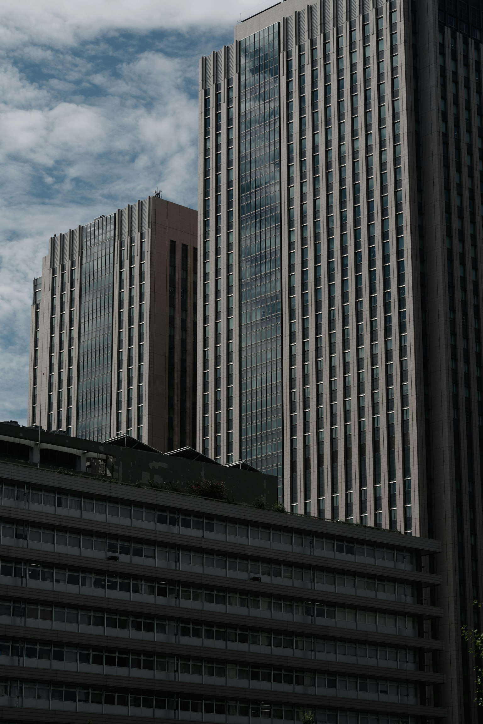 Paisaje urbano con edificios altos y cielo nublado