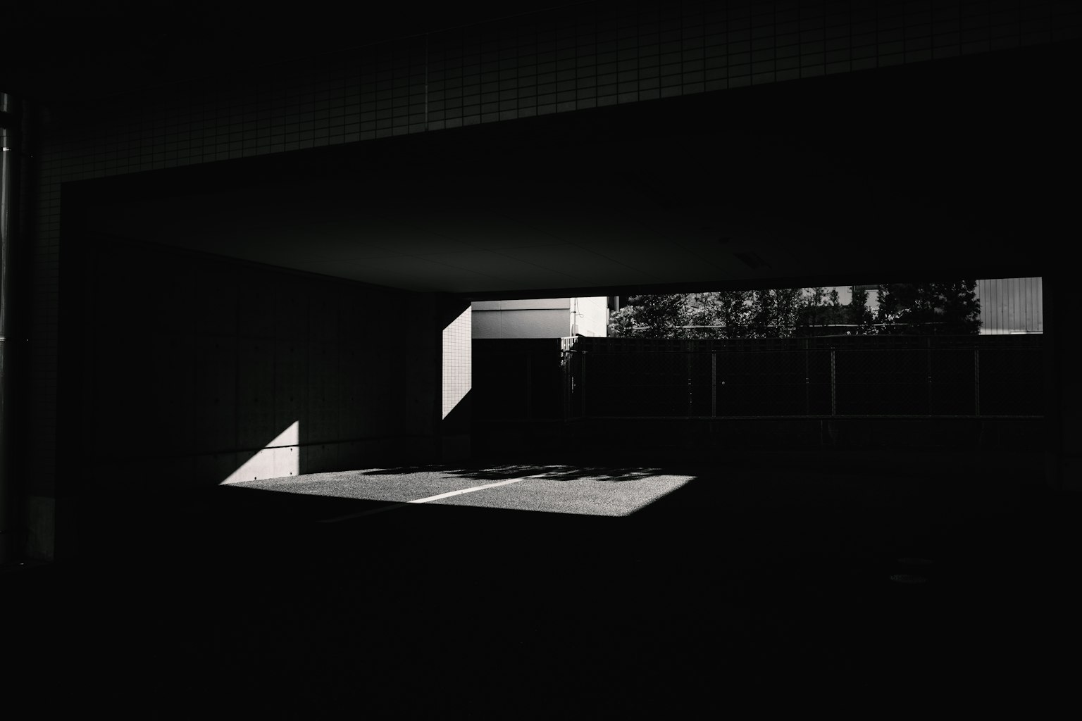 Interior arsitektur modern dengan cahaya alami masuk ke ruang gelap