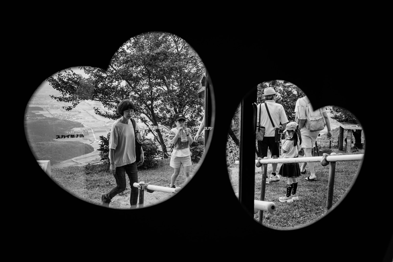 Menschen, die gehen und interagieren, eingerahmt von herzförmigen Öffnungen mit natürlichem Hintergrund