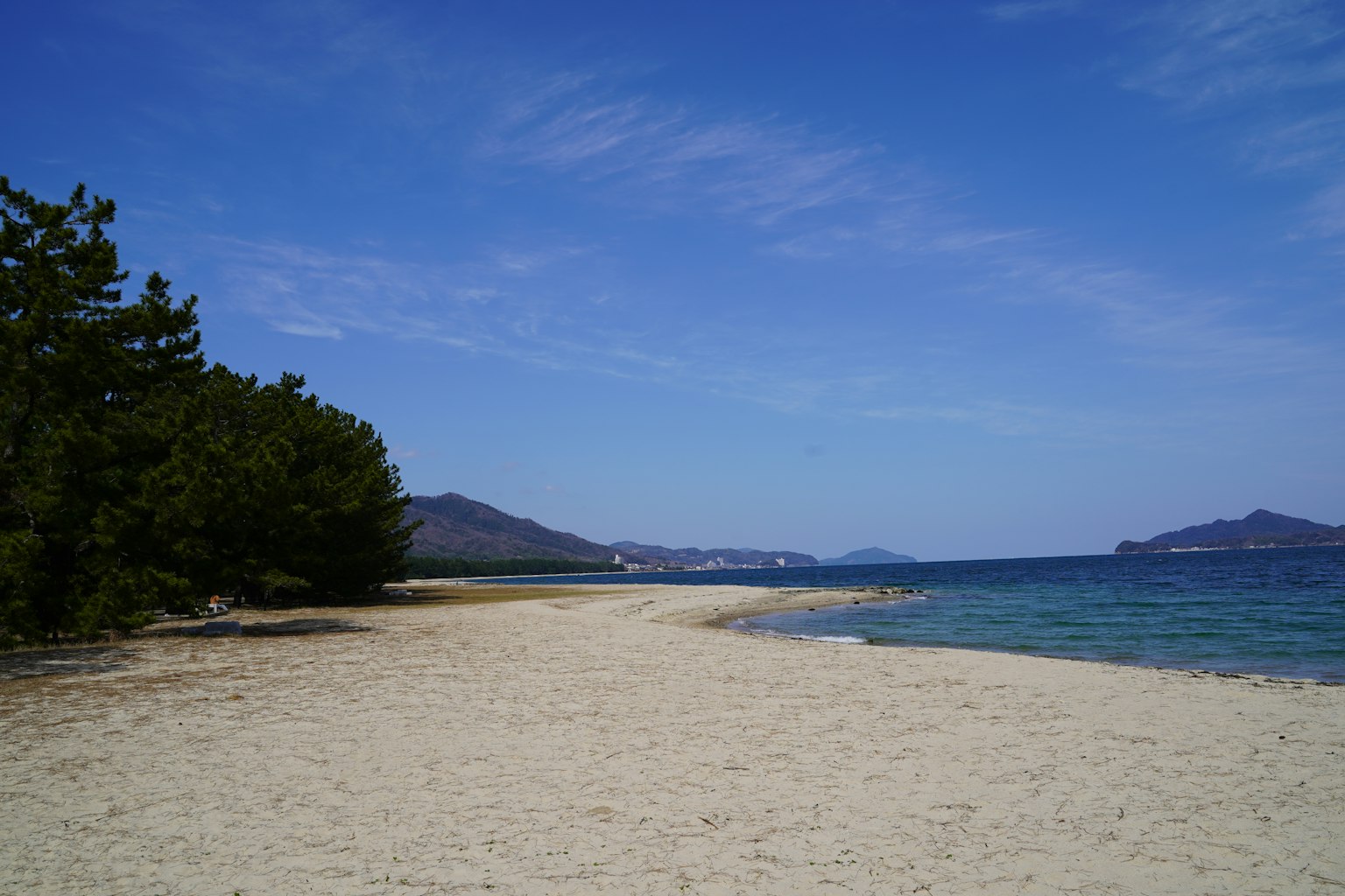 Vista de playa escénica con cielo azul y mar tranquilo