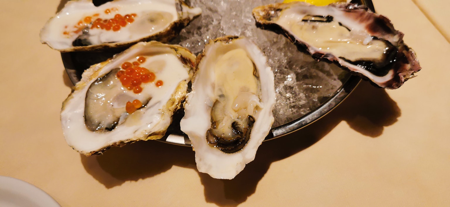 Ostras frescas dispuestas en un plato con hielo