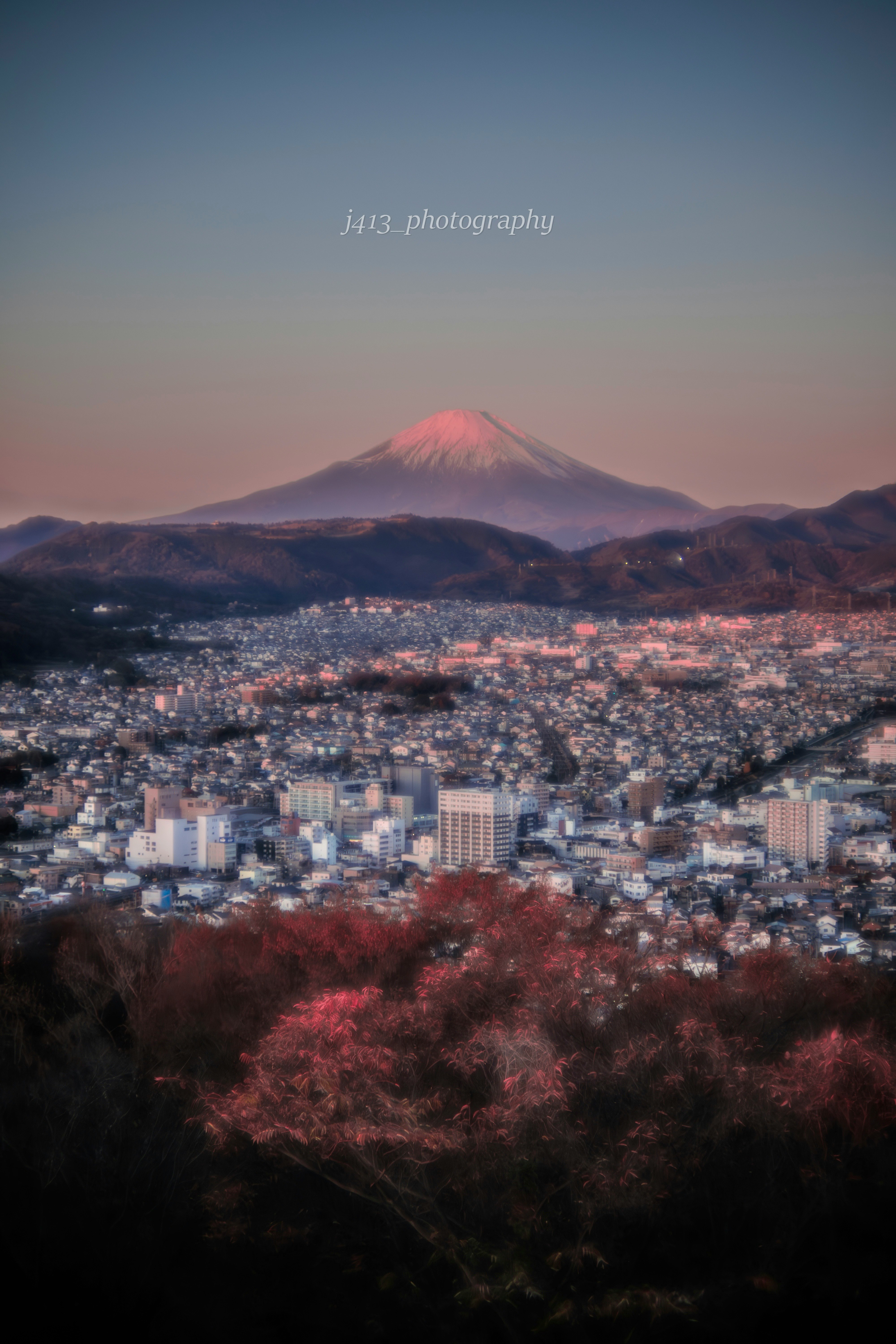 夕焼けの空と富士山を望む街並み