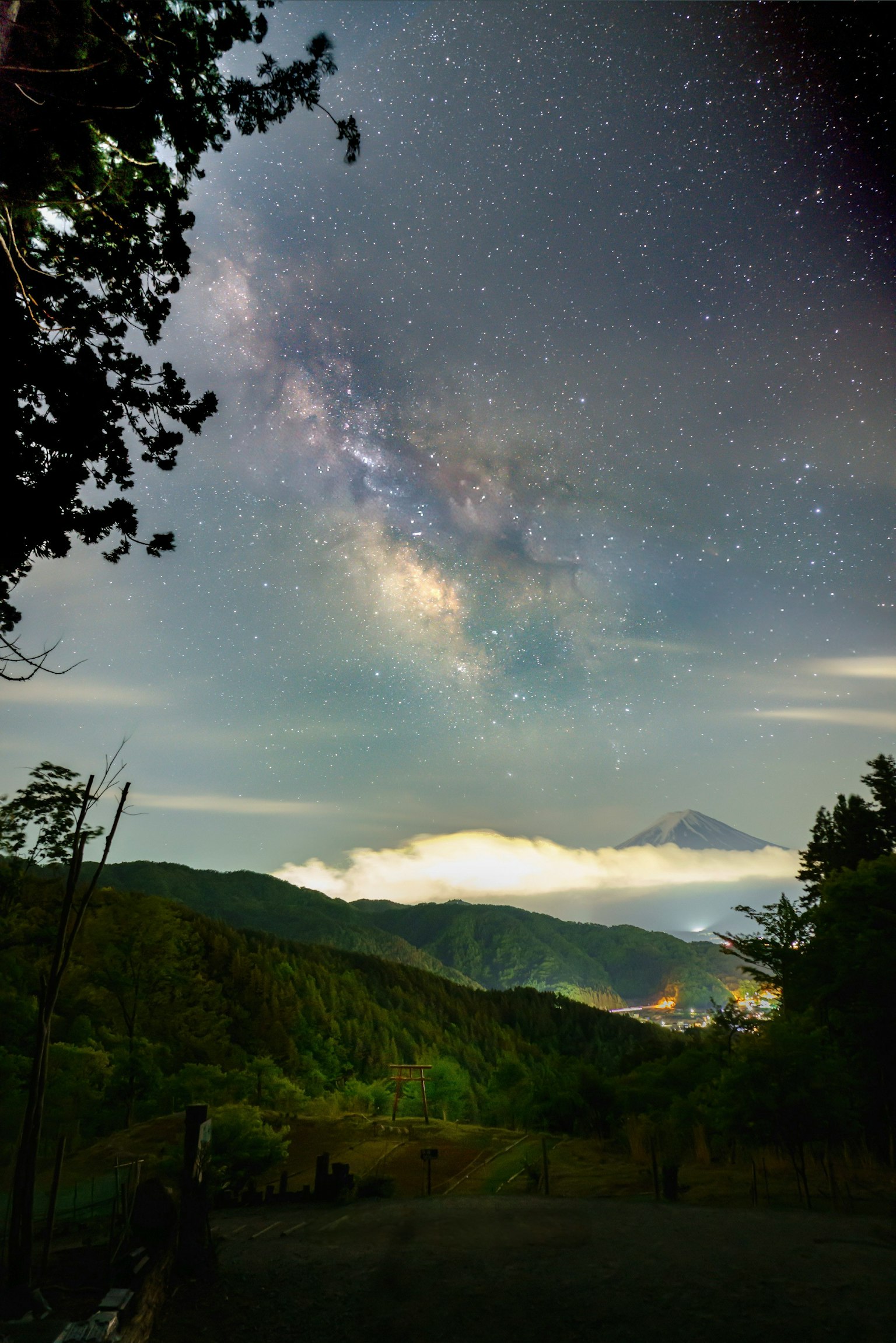 Splendido cielo notturno con la Via Lattea sopra il monte Fuji e nuvole