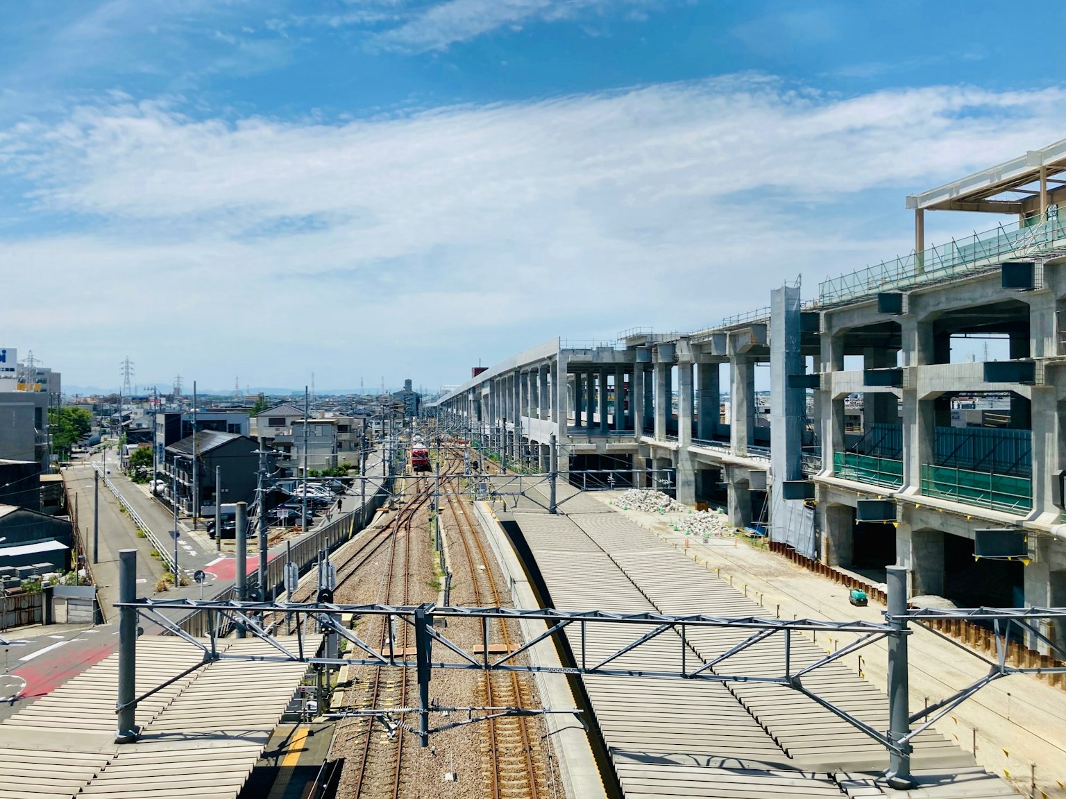 Vue d'une gare ferroviaire en construction sous un ciel bleu