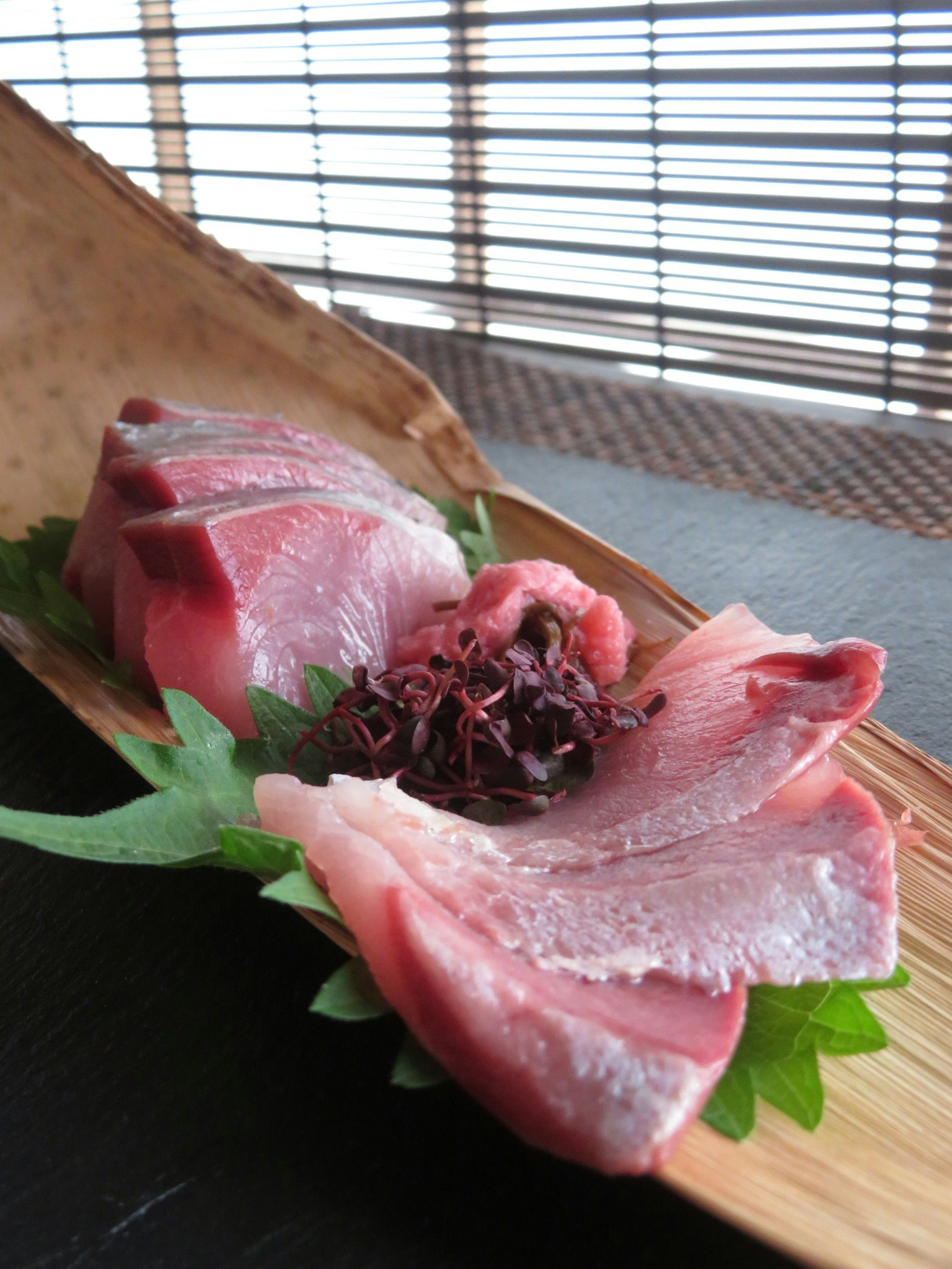 Sashimi tươi được trình bày trên lá với các món trang trí