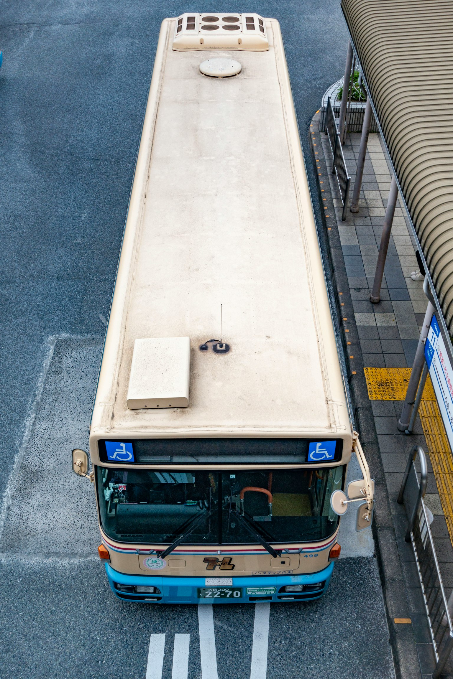 Vista desde arriba de un autobús estacionado en una parada
