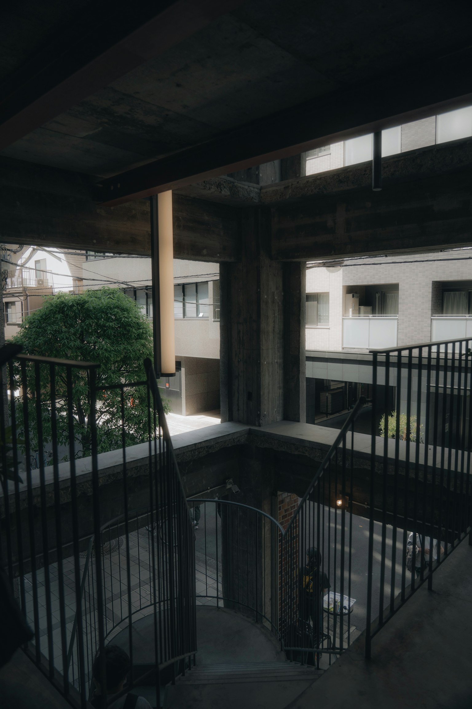 现代建筑内部，带有混凝土楼梯和庭院