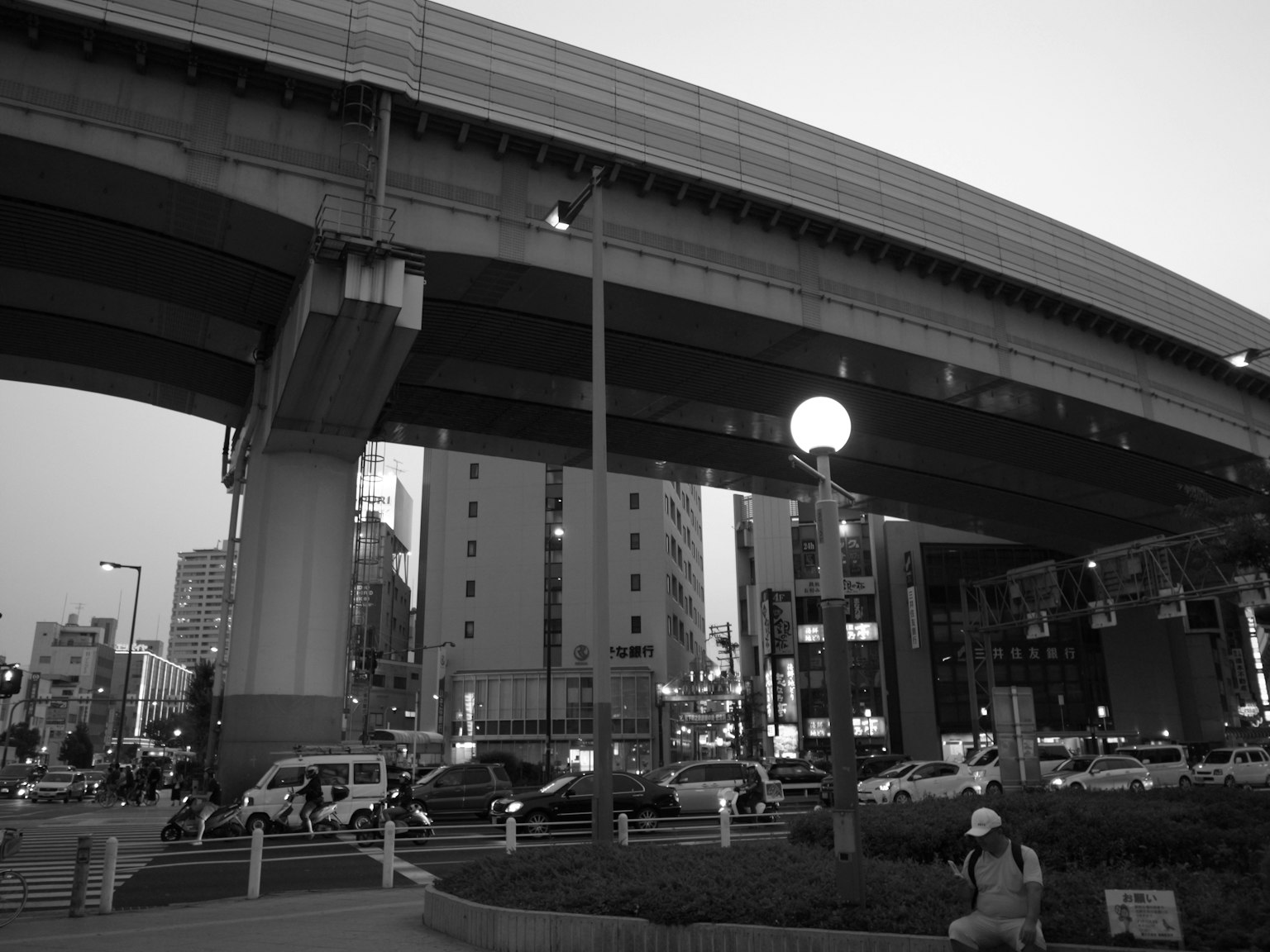 ฉากเมืองใต้ทางด่วนที่สูงพร้อมอาคารรอบข้าง