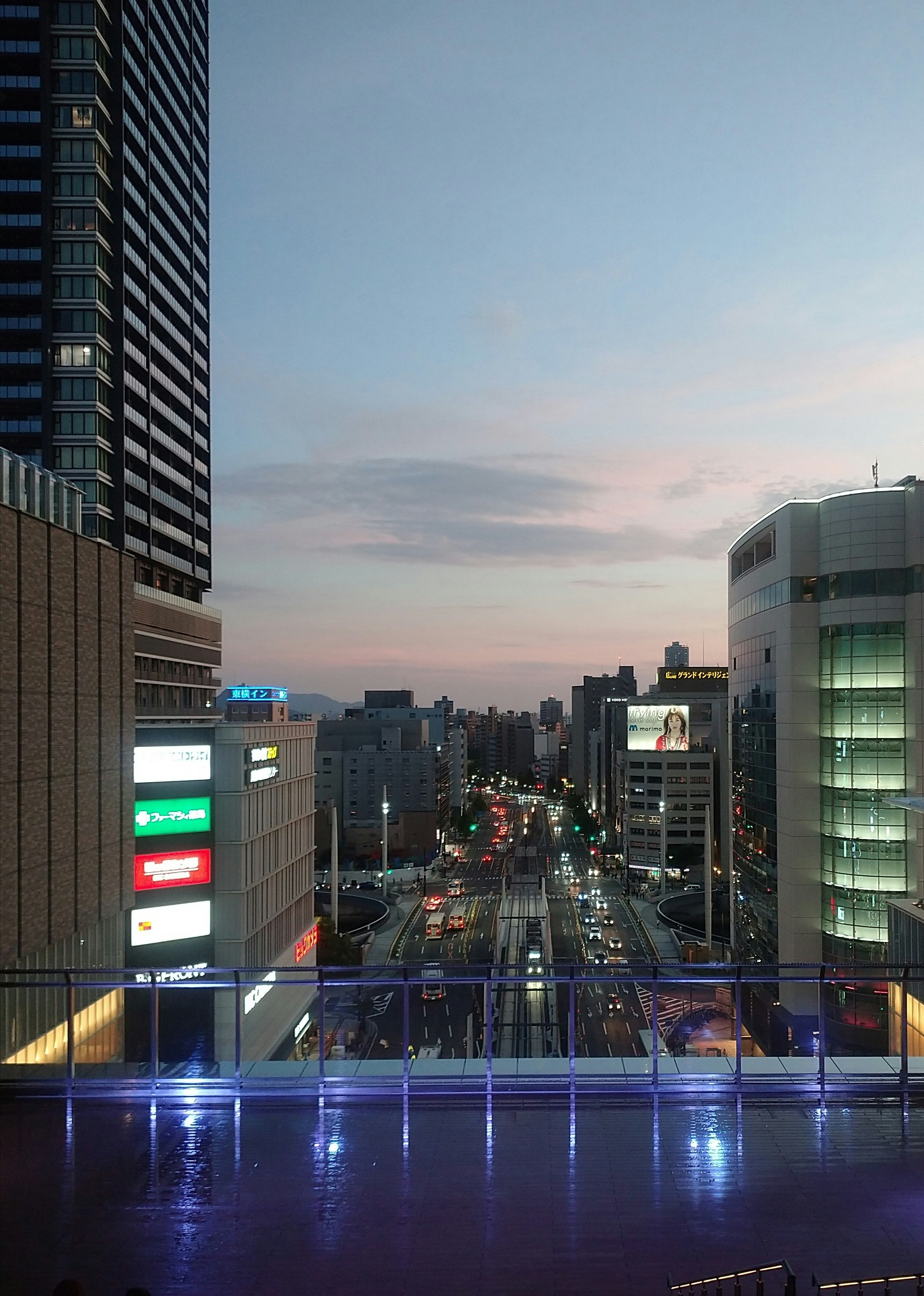 夕暮れの高層ビル群と街の大通りの眺め