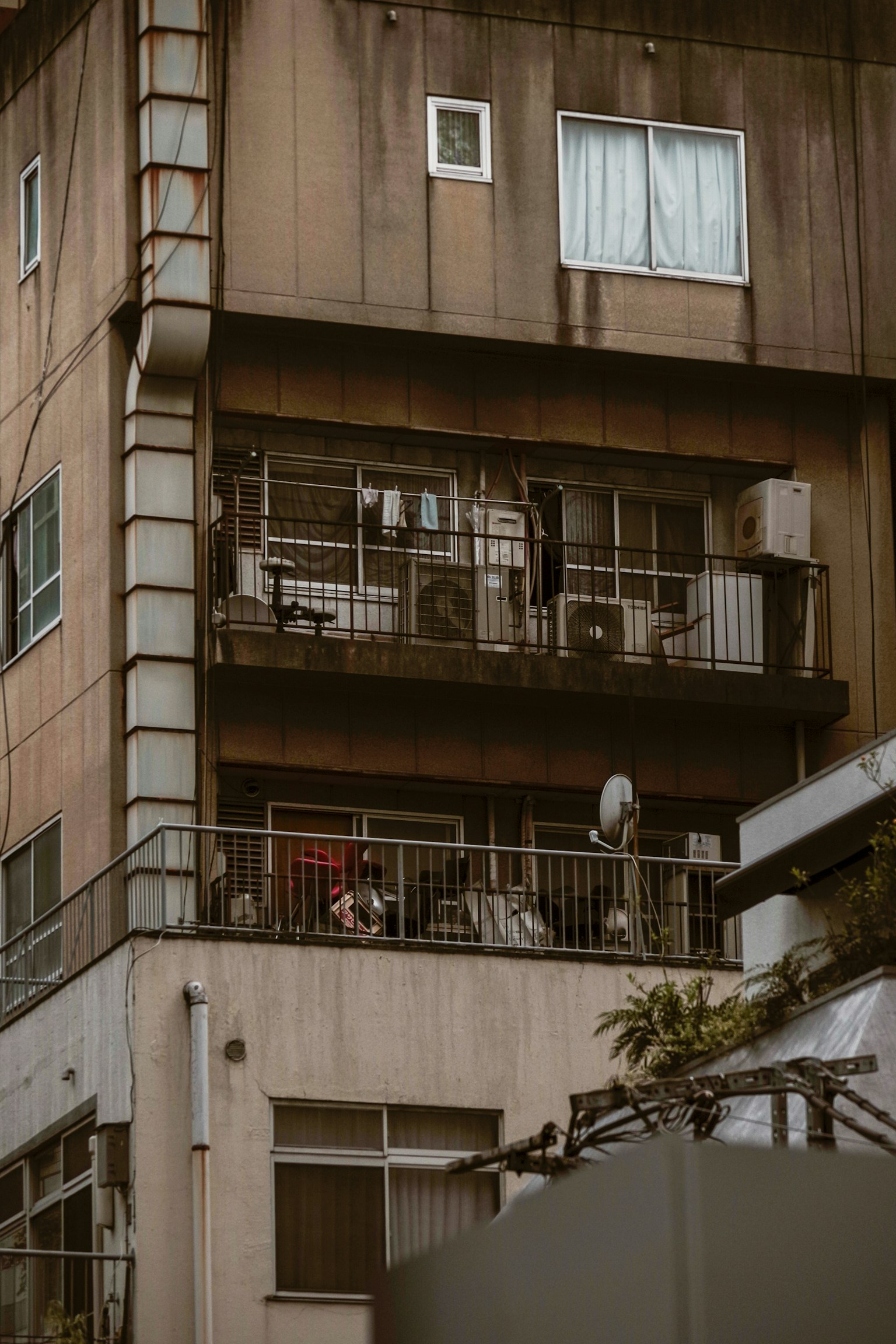 오래된 아파트 건물 외관과 세탁물이 걸린 발코니
