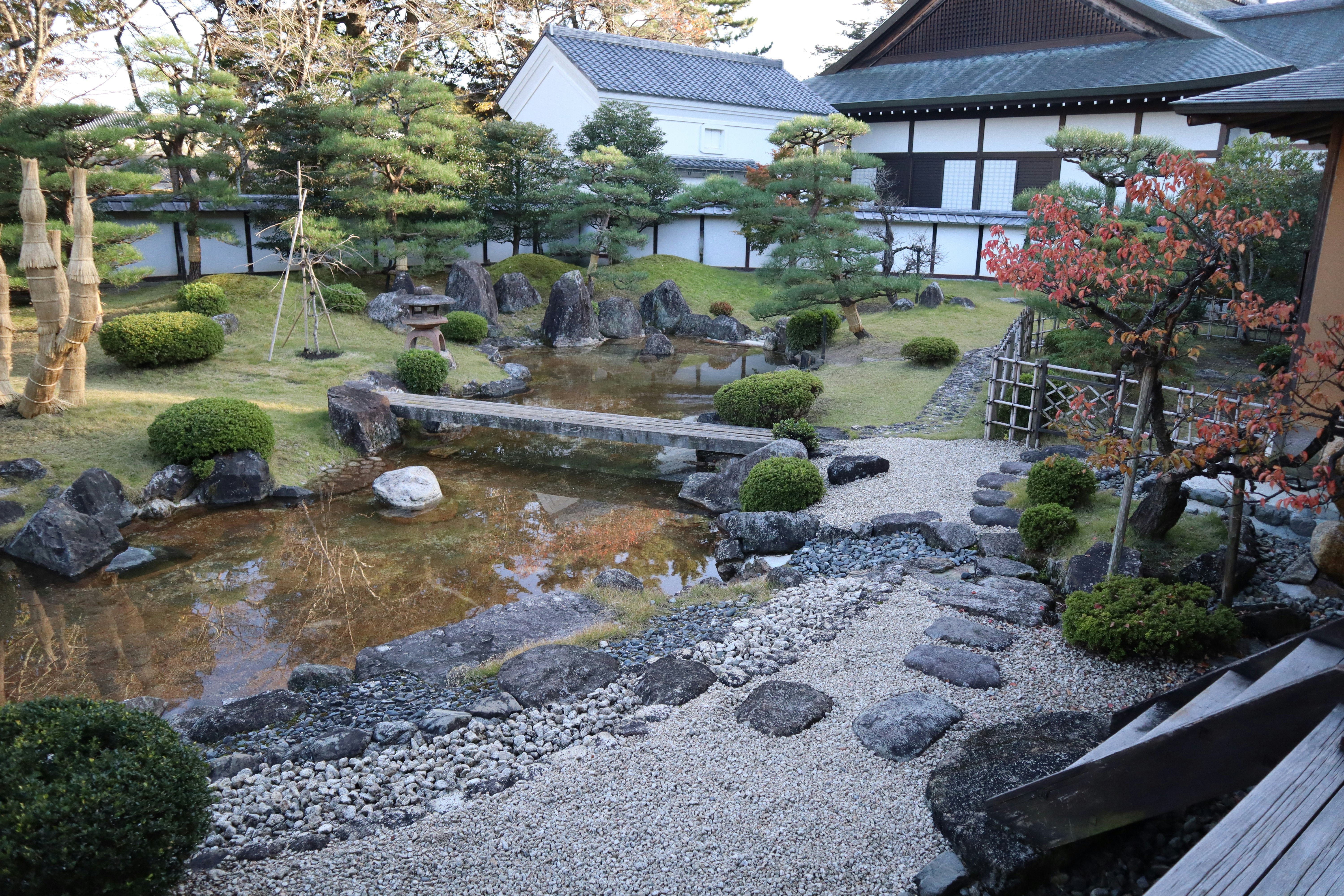 苔と小石の枯山水庭園と和風建物のある景観