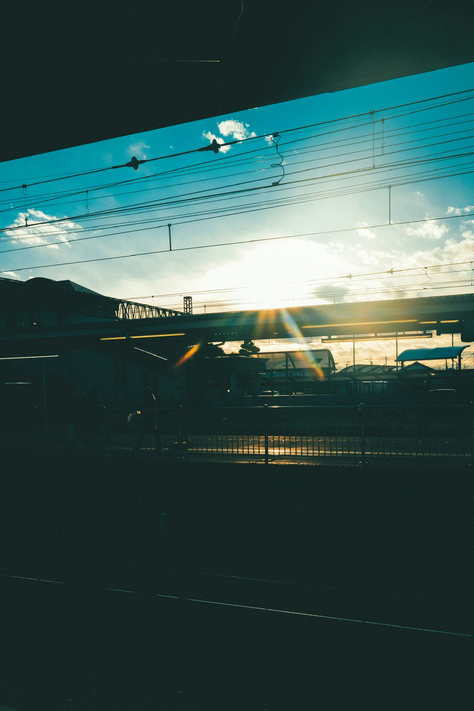 夕陽下高架軌道上行駛的列車車窗視角