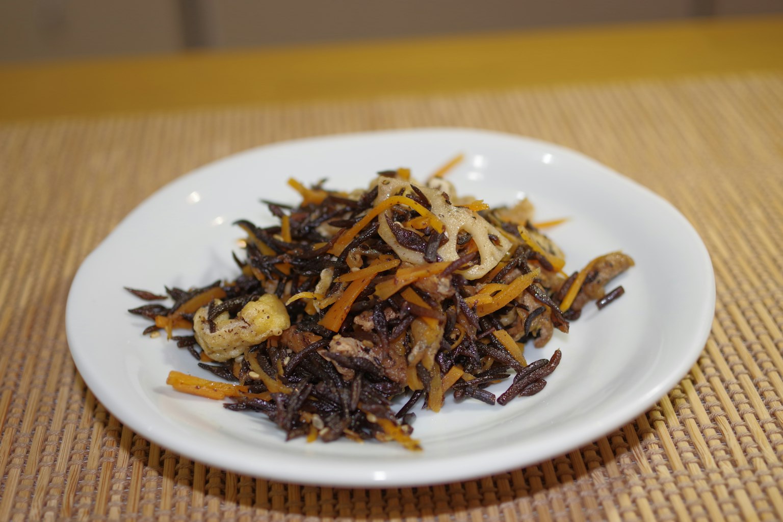 Đĩa cơm đen trộn rau