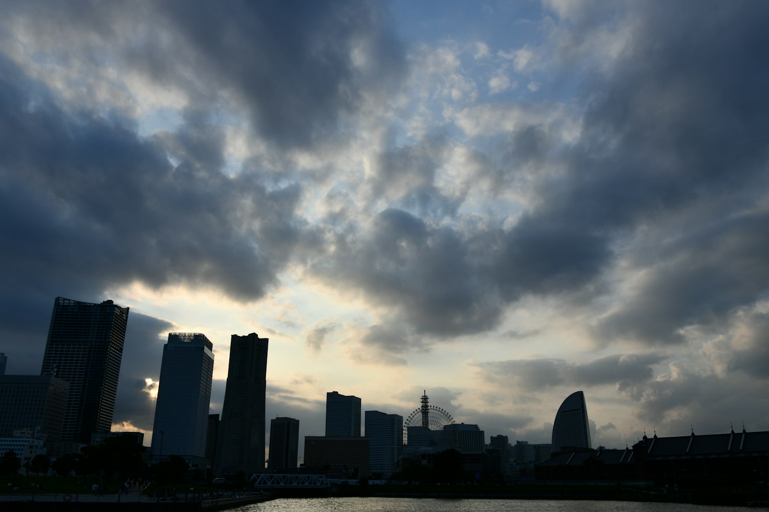 Silhouette langit kota saat senja dengan langit berawan